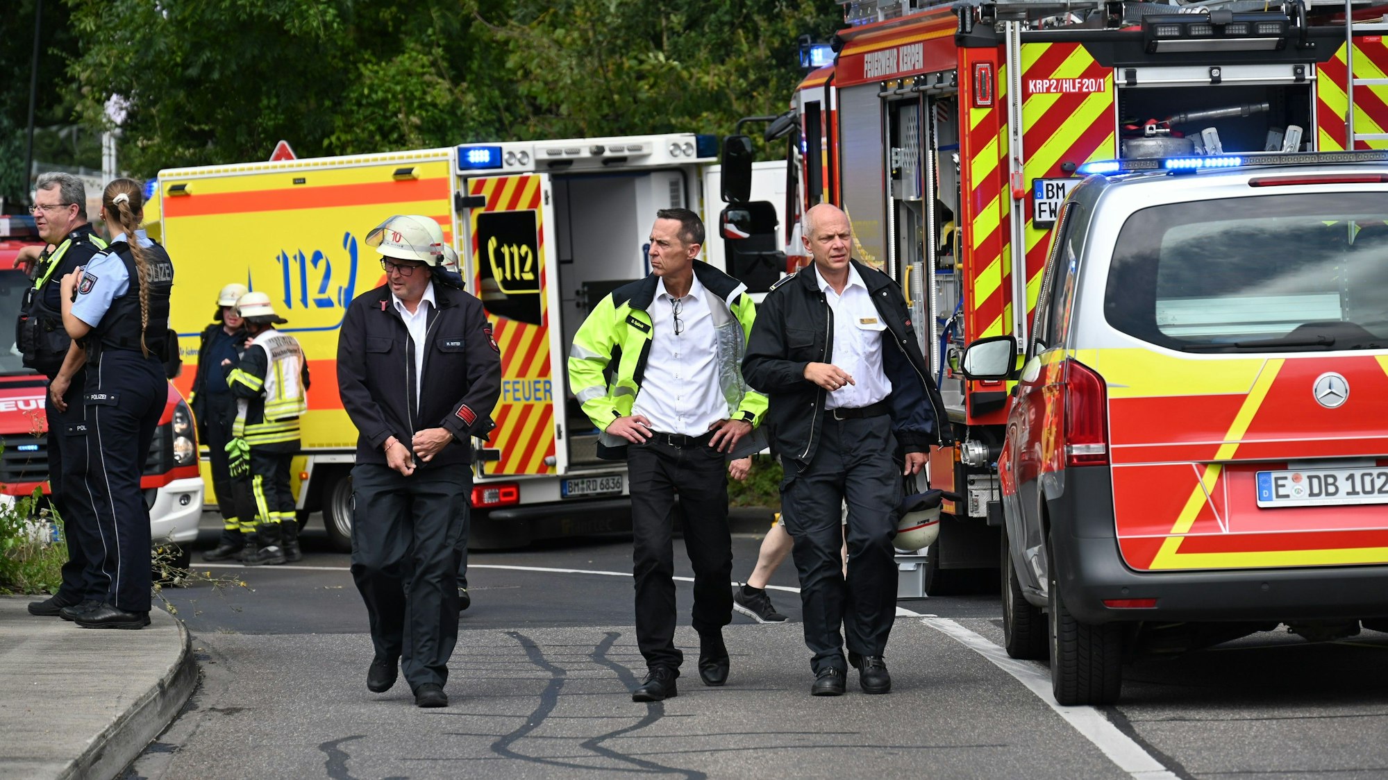 Das Bild zeigt drei Personen, darunter den Bürgermeister der Stadt Kerpen, Dieter Spürck.