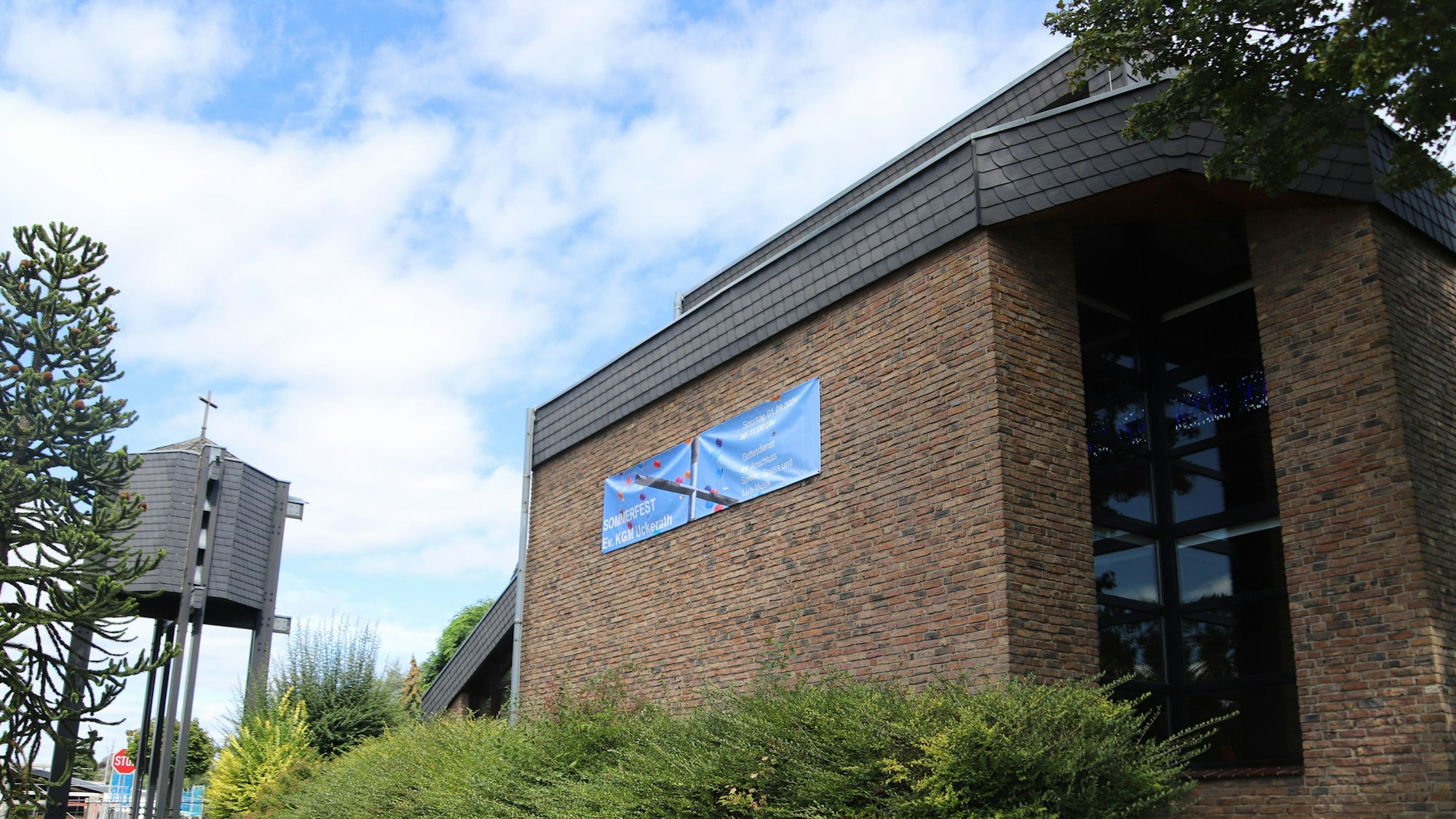 Der evangelischen Stephanuskirche steht in Hennef-Uckerath.