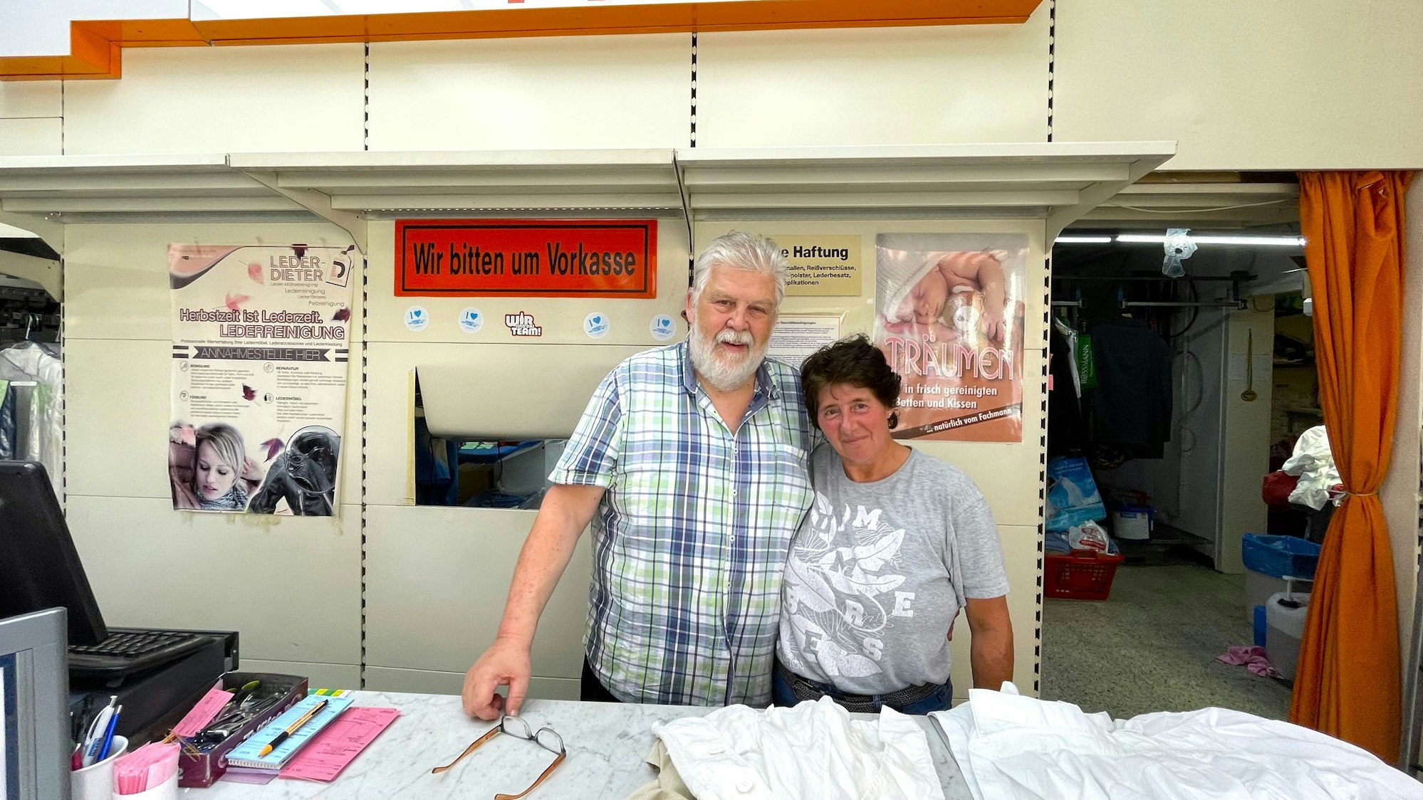 Ehepaar Wolfgang und Iris Dieter stehen hinter dem Tresen ihrer Wäscherei – auch sie leiden unter der Baustelle.
