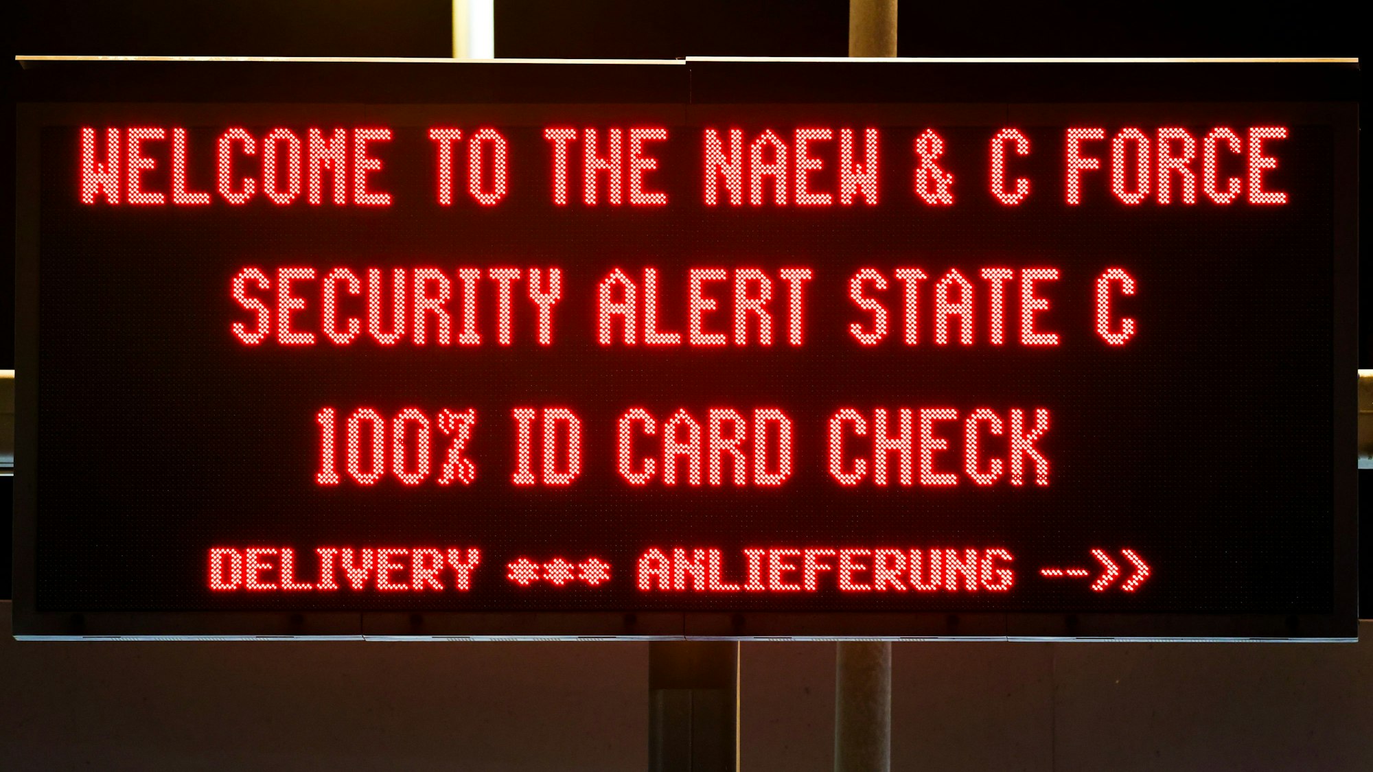 22.08.2024, Nordrhein-Westfalen, Geilenkirchen: Eine Leuchttafel im Einfahrtsbereich weist auf den Security Alert State C im Bereich des militärischen Gebiets hin.