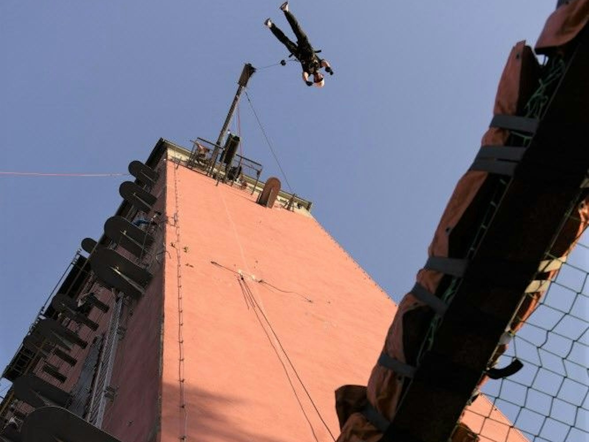 Bu: 4 Zum Erlebnisrepertoire gehört auch der Kletterturm in der Kurfürstenstraße 58 in einem alten Getreidesilo.