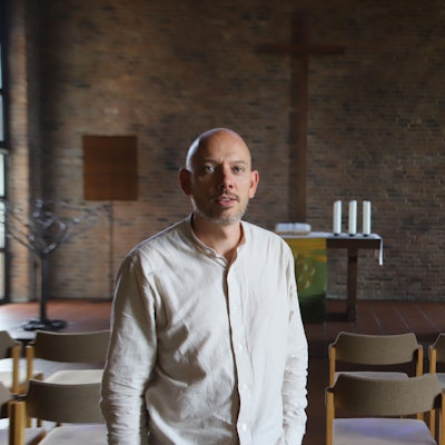 Dr. Christian Jung steht in der evangelischen Stephanuskirche in Hennef-Uckerath.