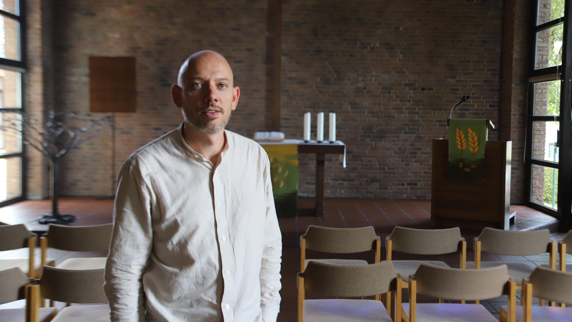 Dr. Christian Jung steht in der evangelischen Stephanuskirche in Hennef-Uckerath.