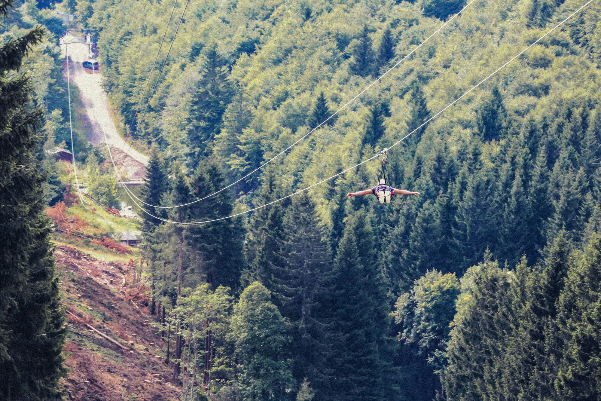 Mit 70 Stundenkilometern durchs Sauerland fliegen: der Astenkick macht's möglich.