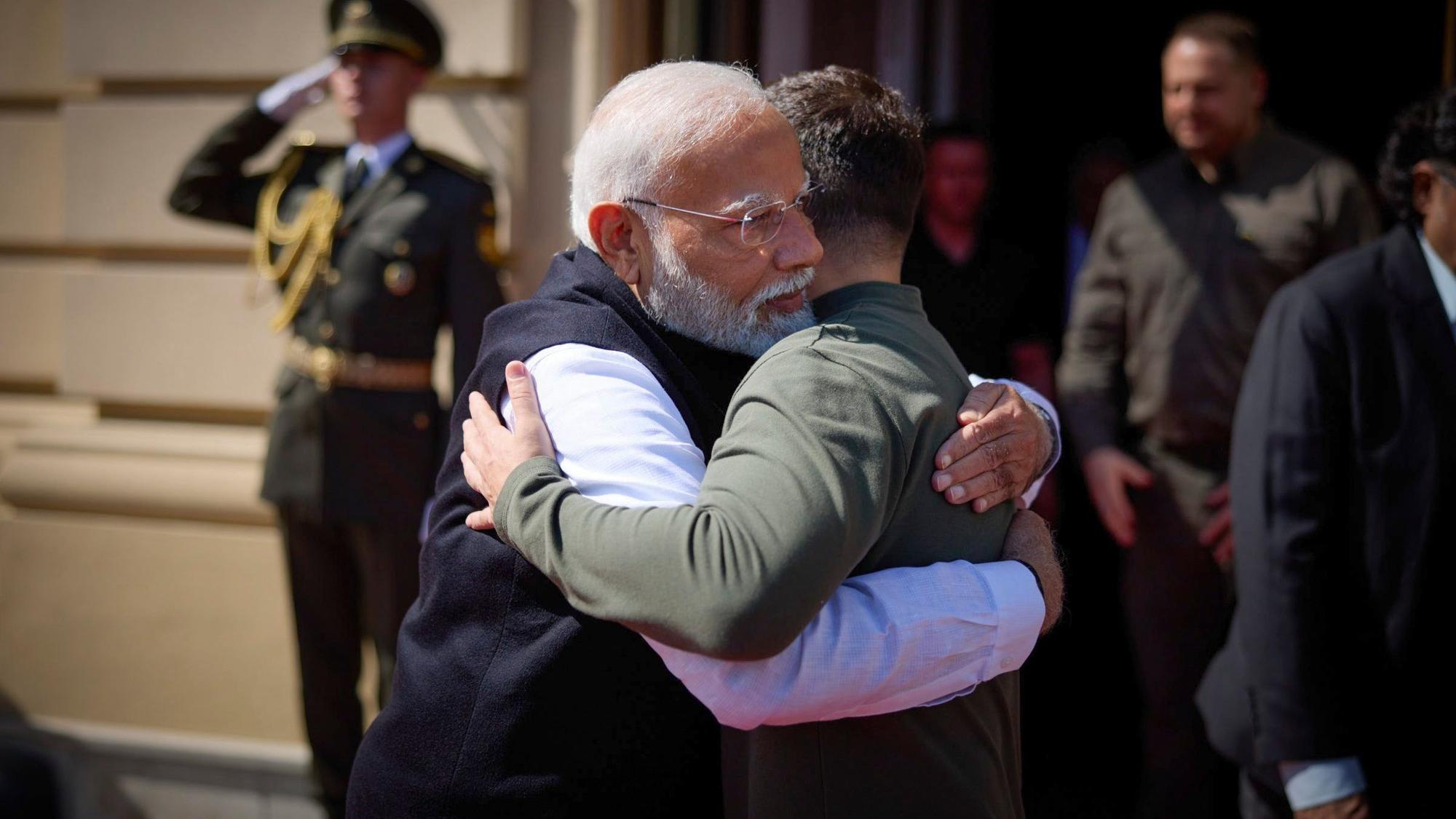 In Moskau bekam Putin seine Umarmung, jetzt ist dessen Erzfeind Wolodymyr Selenskyj dran: Narendra Modi in Kiew.