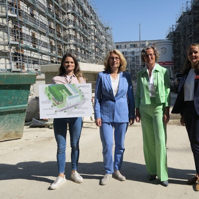 (v.l.) Dr. Sarah Debor, Ulrike Franzke, Ina Scharrenbach, Erika Werres und Stephan von Bothmer im Innenhof des neuen Wohnquartiers „Lück“.