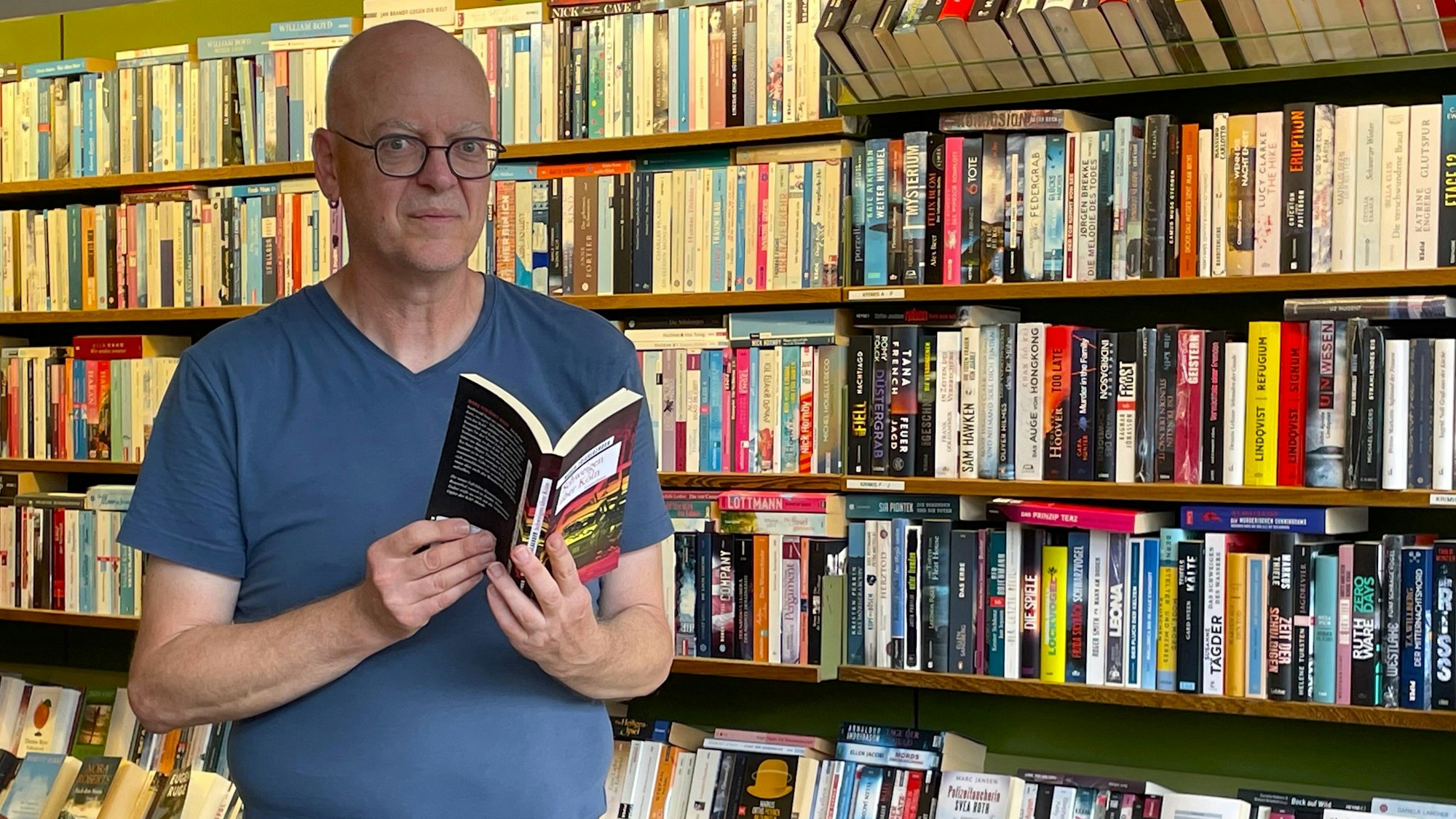 Gernot Dreier steht in seinem Buchladen, den er seit 22 Jahren führt.