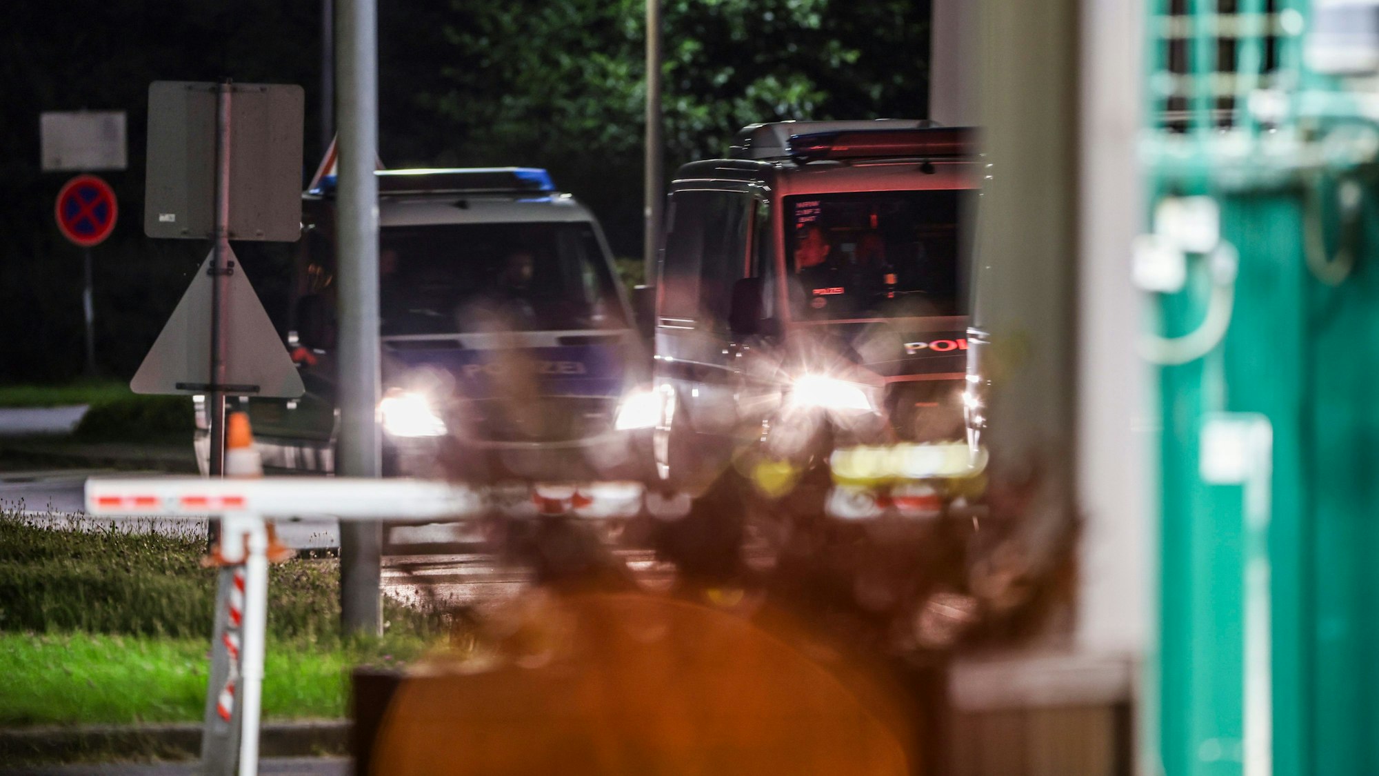 Polizeifahrzeuge sind auf dem Militärgelände des Nato-Flugplatzes in Geilenkirchen unterwegs.