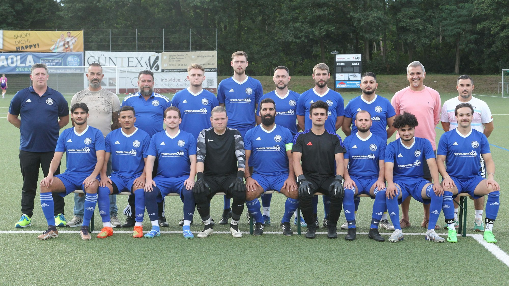 Torwarttrainer Thorsten Brammen (oben, von links), Fahri Cavdar (Trainer der dritten Mannschaft), Trainer Fernando Sanchez-Cortes, Louis Miguel Antonio Müller, Alexander Kowalev, Yaroslav Shkarupa, Maik Schidlowski, Shavan Nader, Vizevorsitzender Stergios Boucouras, Kassierer Dimitrios Galikoudis, Noah Shalaby (unten, von links), Saif Eddine Missaoui, Christodoulos Papadopoulos, Triantafillos Papadopoulos, spielender Co-Trainer Evangelos Apostolidis, Thomas Katranzidis, Giuliano Brundo, Saad Eldin Omairat und Vincent Schwartz vom SV Hellas Troisdorf.