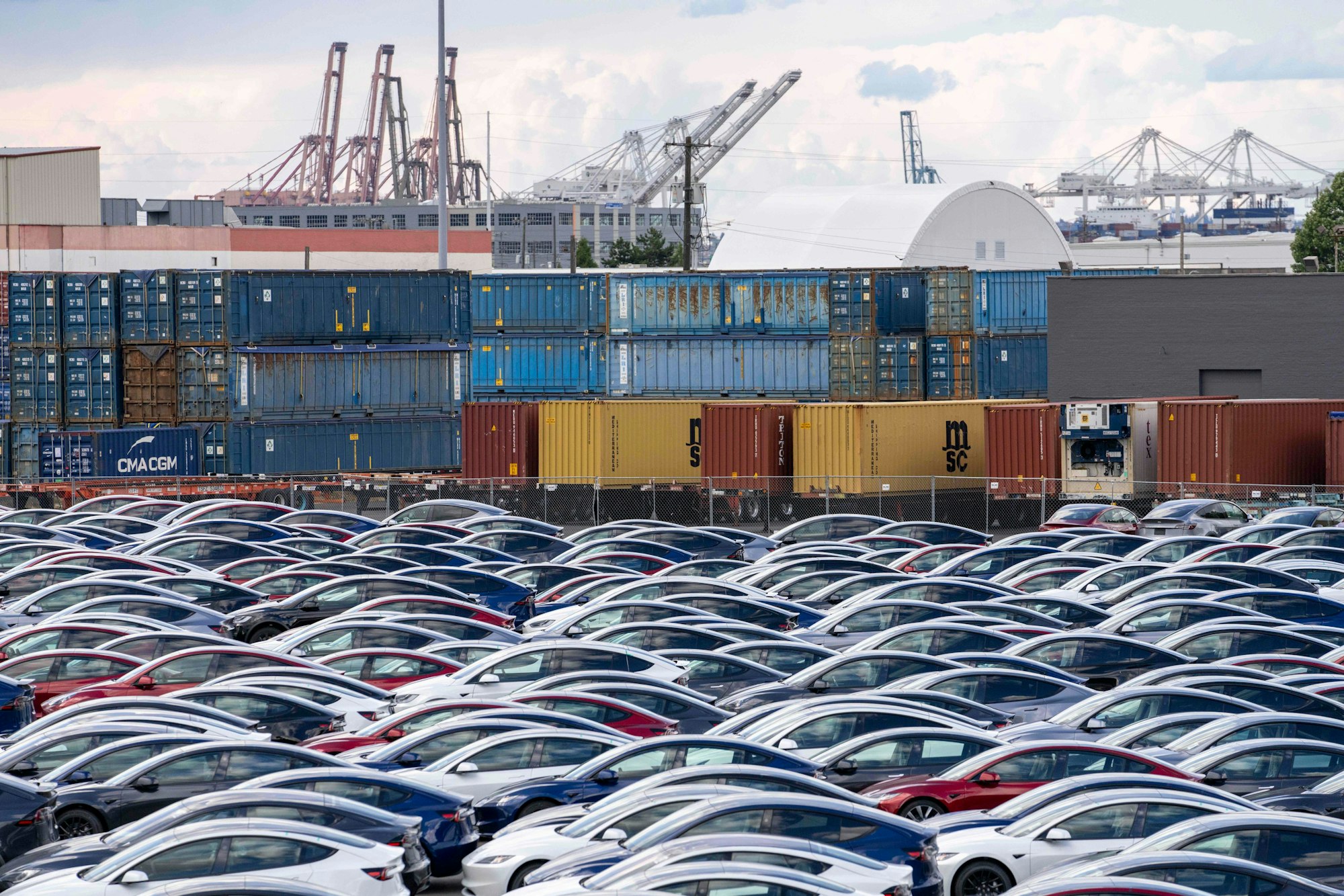 Hunderte von neuen Tesla-Elektrofahrzeugen,stehen auf einem Lagerplatz