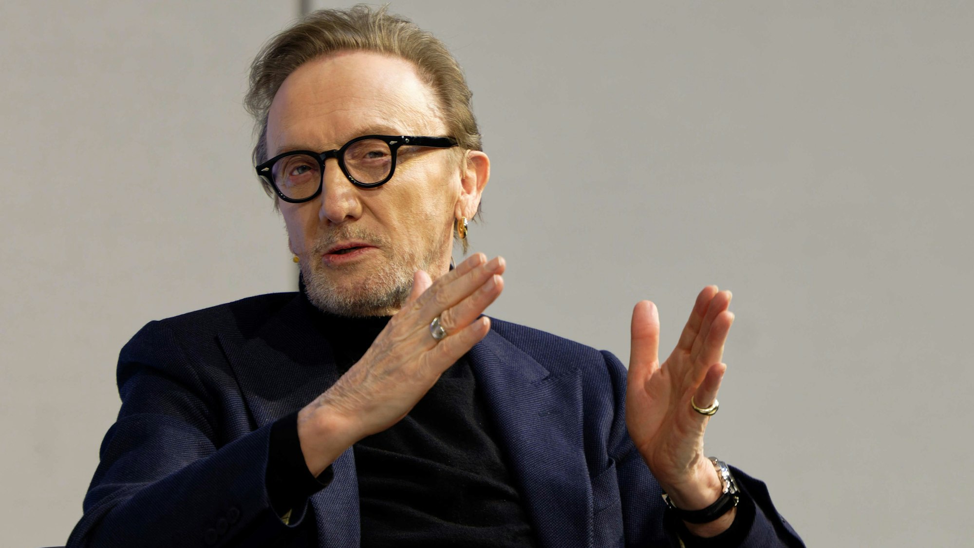 Der Musiker Marius Müller-Westernhagen sitzt bei einer Veranstaltung im Rahmen des Literaturfestivals Lit.Cologne auf der Bühne.