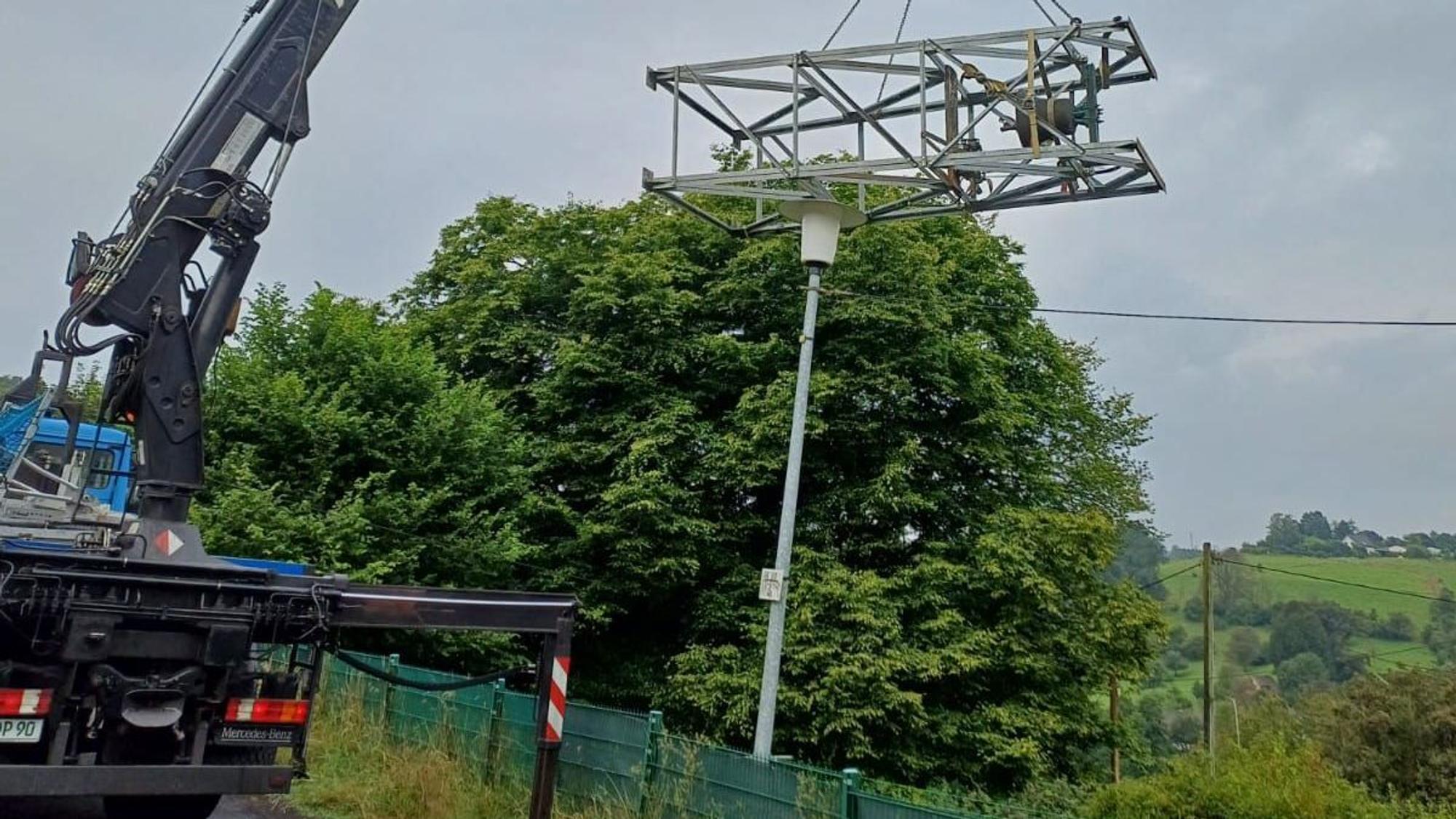 Beim Aufstellen des Turms auf dem Friedhof von Waldbröl-Seifen half der Zimmerer und Dachdecker Oliver Pagel mit seinem Kran und einem Tieflader.