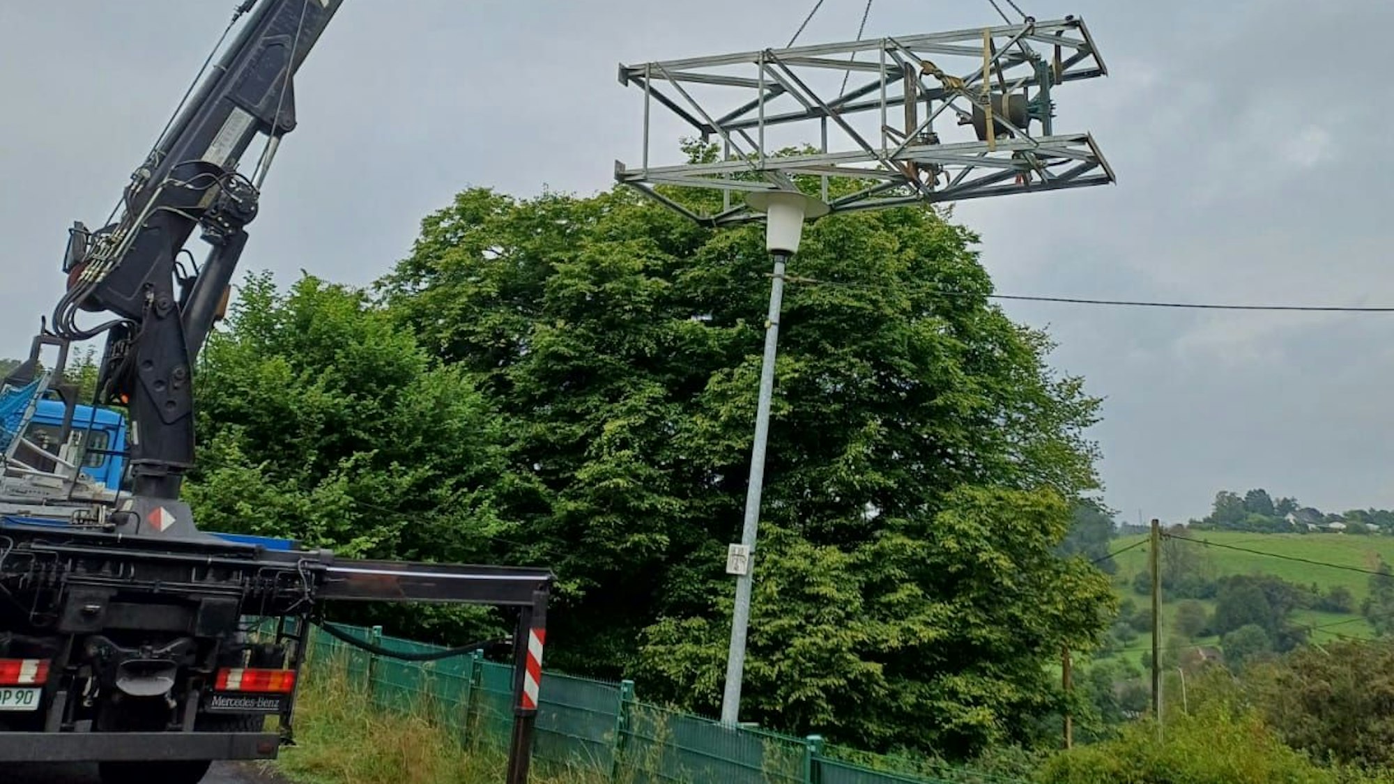 Beim Aufstellen des Turms auf dem Friedhof von Waldbröl-Seifen half der Zimmerer und Dachdecker Oliver Pagel mit seinem Kran und einem Tieflader.