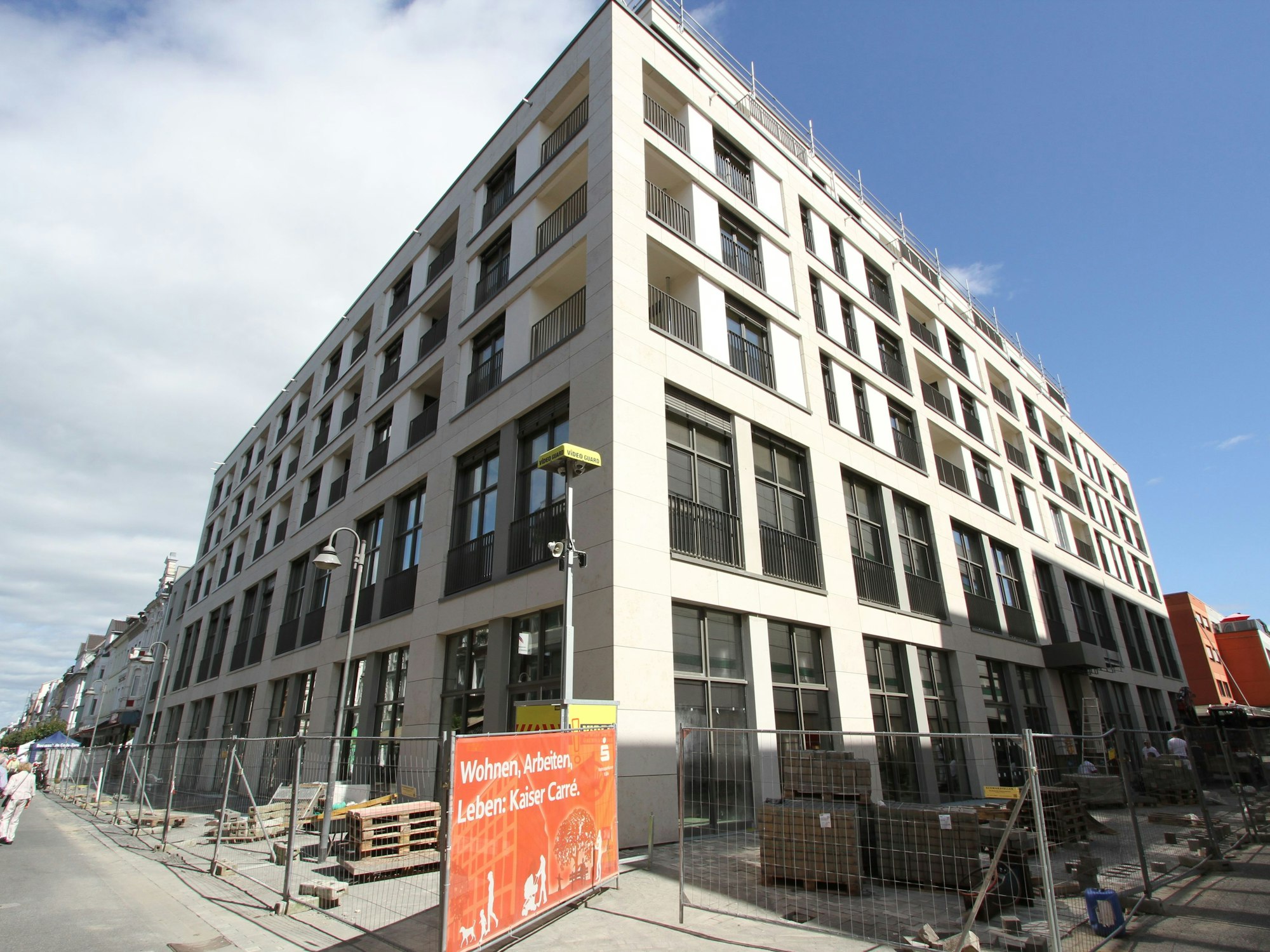 Ein großes Geschäfts- und Wohnhaus mit heller Fassade