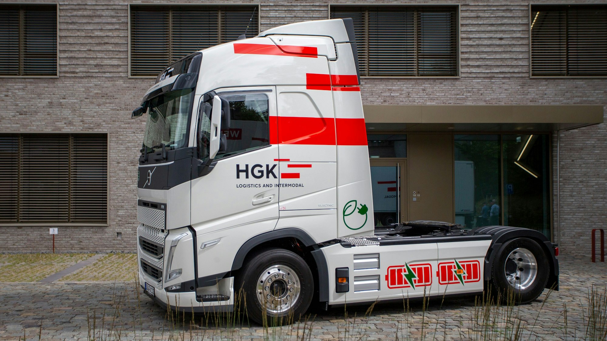 Die Zukunft fährt elektrisch: einer der beiden neuen E-Lkw der HGK.
