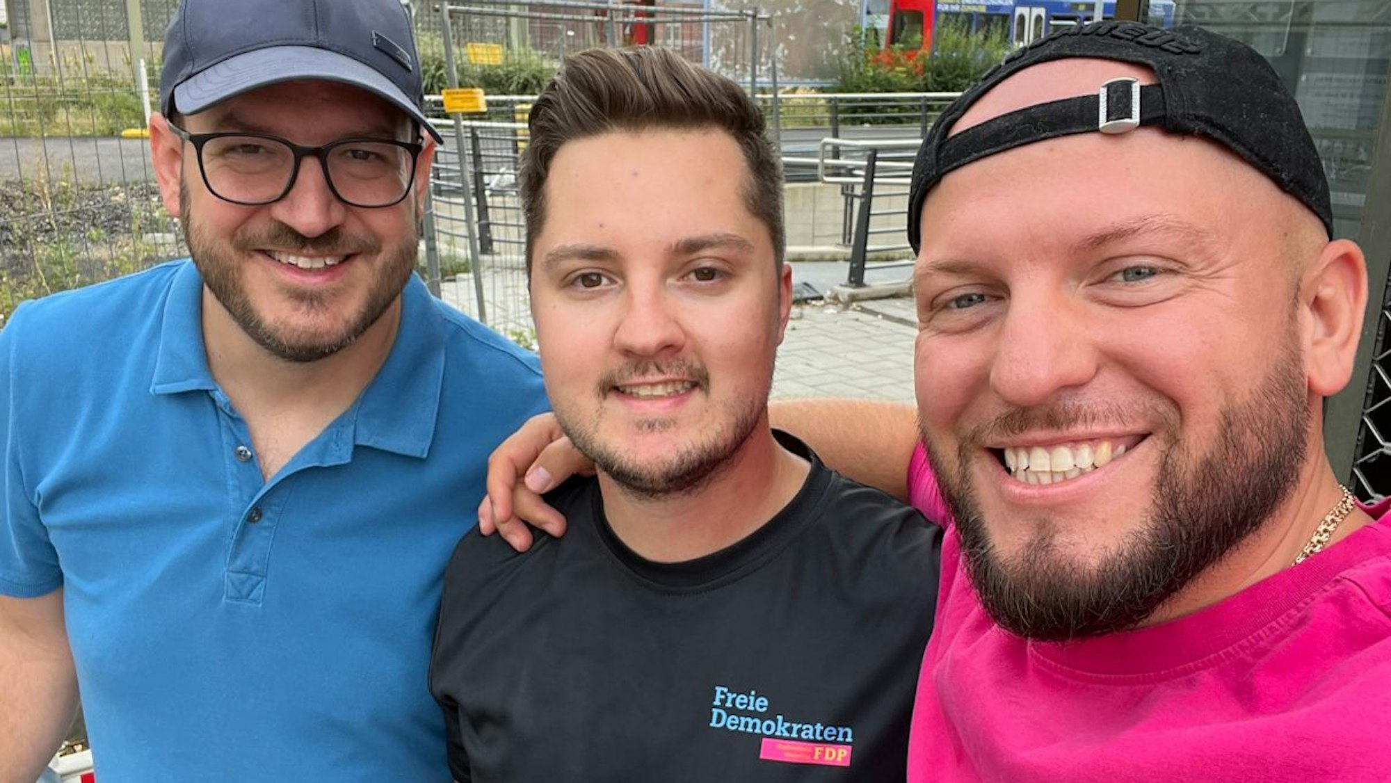 Auf dem Bild sind drei junge Männer zu sehen, die eine Müllsammelaktion gestartet haben.