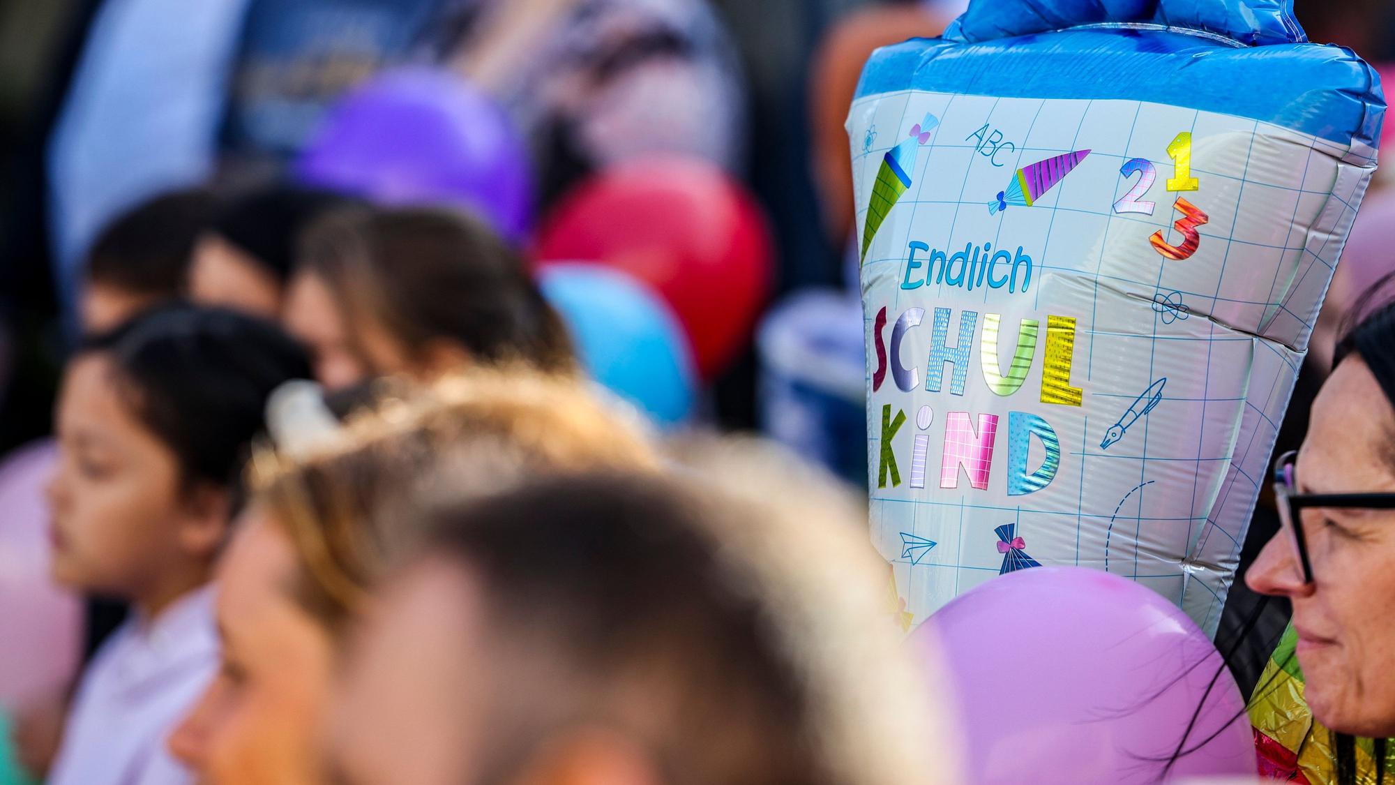 Essen: Ein Kind hält eine Schultüte mit der Aufschrift „Endlich Schulkind“ am ersten Schultag nach den Sommerferien in Nordrhein-Westfalen.