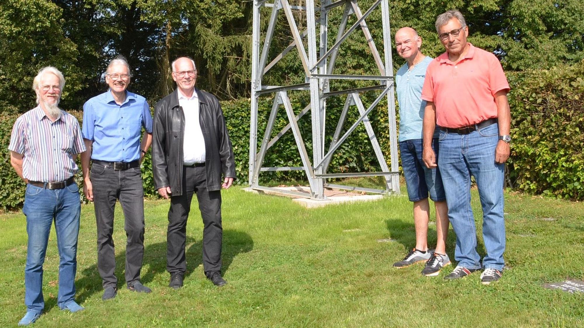 Verantwortlich sind für den Umzug des Glockenturms aus der Waldbröler Ortschaft Helten in den Nachbarort Seifen sind unter anderem (von links): Marc Schwyter, die Seelsorger Thomas Seibel (evangelisch, Waldbröl) und Karl-Josef Nies (katholisch, Schönenbach und Ziegenhardt), Hartmut Horn sowie Heribert Lennarz als Vorsitzender des örtlichen Friedhofvereins.