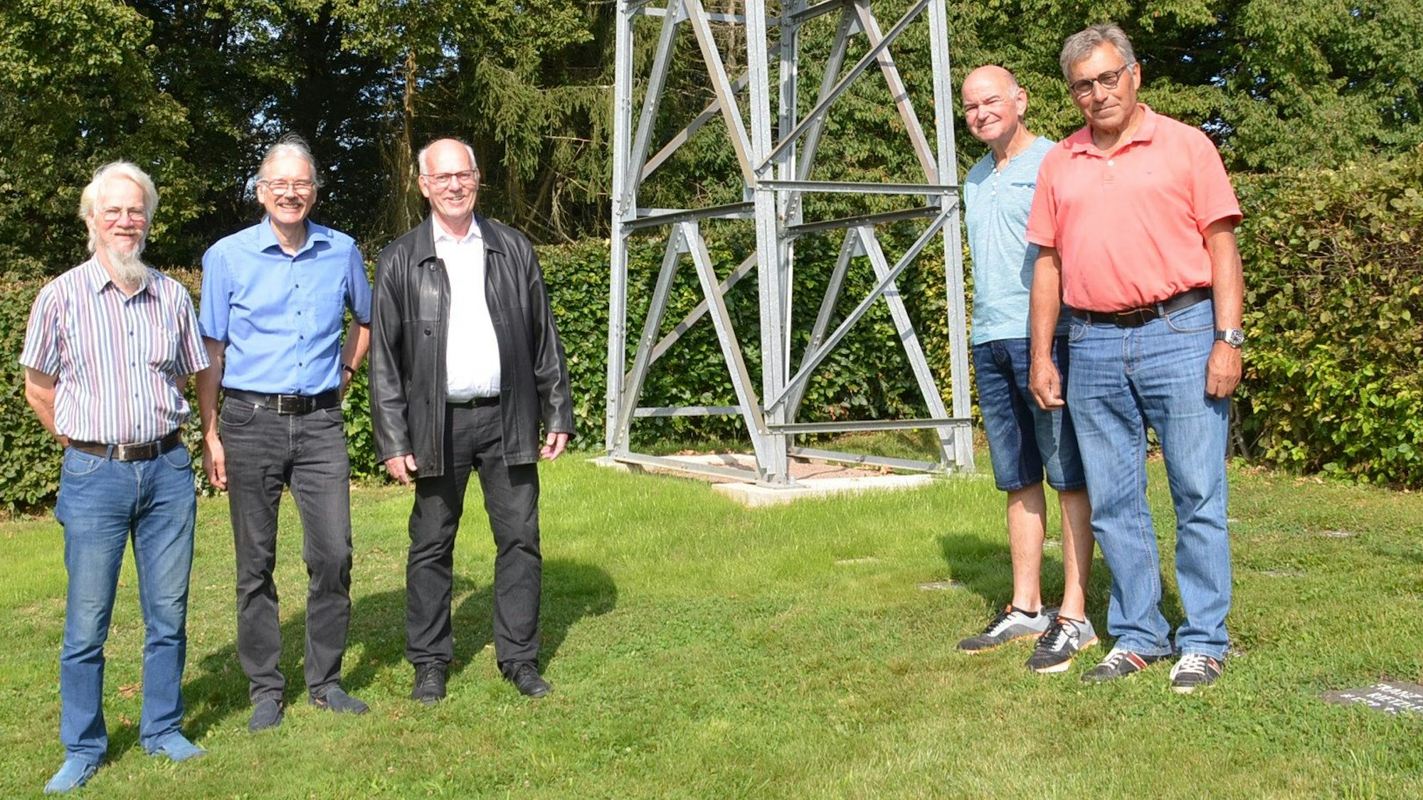 Verantwortlich sind für den Umzug des Glockenturms aus der Waldbröler Ortschaft Helten in den Nachbarort Seifen sind unter anderem (von links): Marc Schwyter, die Seelsorger Thomas Seibel (evangelisch, Waldbröl) und Karl-Josef Nies (katholisch, Schönenbach und Ziegenhardt), Hartmut Horn sowie Heribert Lennarz als Vorsitzender des örtlichen Friedhofvereins.
