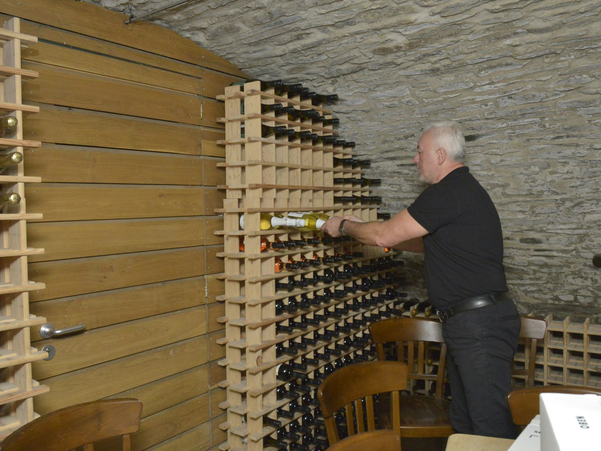 Auch ein alter Gewölbekeller, in dem heuteWeinverkostungen stattfinden, gehört zu dem historischen Haus.