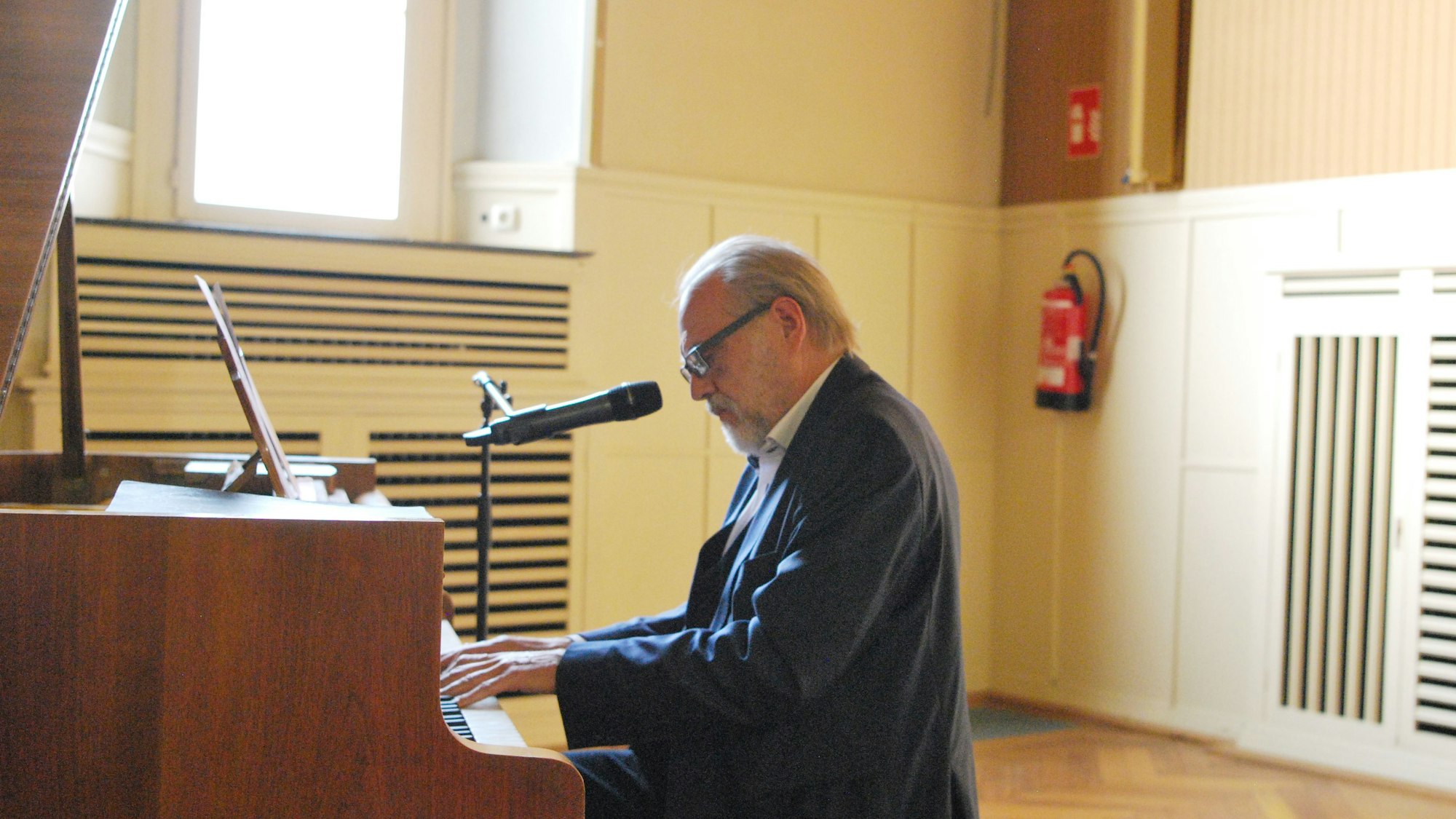 Jan-Gregor Kremp spielt am Flügel und singt.