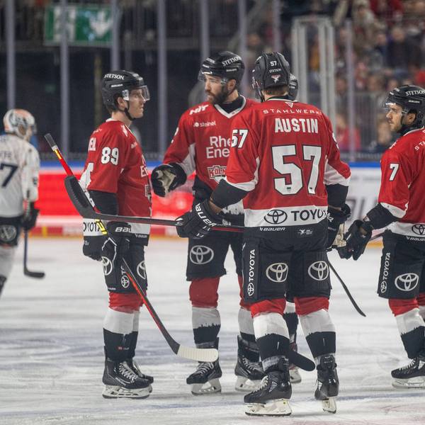 Die Kölner Haie mit Gregor MacLeod, Alexandre Grenier, Brady Austin und Nick Bailen (v.l.) bestreiten ihr drittes Vorbereitungsspiel in der Kölnarena2.