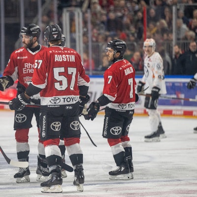 Die Kölner Haie mit Gregor MacLeod, Alexandre Grenier, Brady Austin und Nick Bailen (v.l.) bestreiten ihr drittes Vorbereitungsspiel in der Kölnarena2.