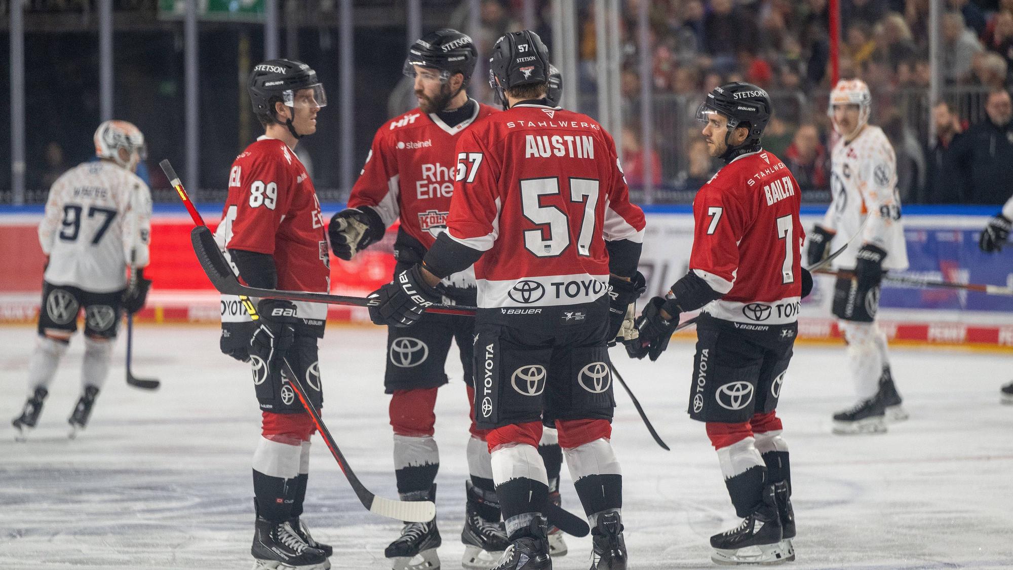 Die Kölner Haie mit Gregor MacLeod, Alexandre Grenier, Brady Austin und Nick Bailen (v.l.) bestreiten ihr drittes Vorbereitungsspiel in der Kölnarena2.