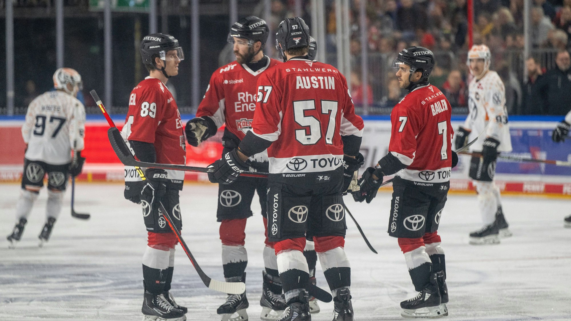 Die Kölner Haie mit Gregor MacLeod, Alexandre Grenier, Brady Austin und Nick Bailen (v.l.) bestreiten ihr drittes Vorbereitungsspiel in der Kölnarena2.