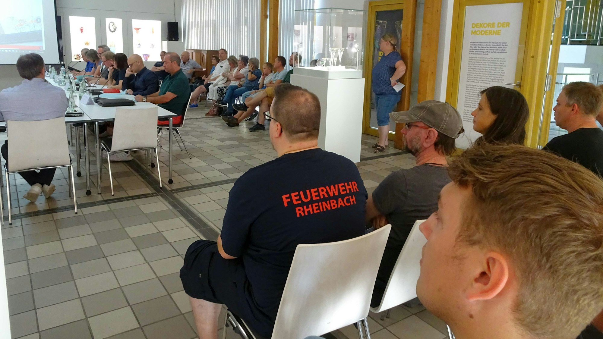 Viele Besucher hörten beim Thema Hotelneubau im Ausschuss für Standortförderung und Feuerwehr genau hin. Applaus gab es vor allem bei den Redebeiträgen, die sich gegen den von der Stadtverwaltung anvisierten Standort im Freizeitpark aussprachen, bei dem das beliebte Café „Park Plätzchen“ mit angeschlossener Mini-Golfanlage, alter Baumbestand und auch das Amphietheater weichen müssten.