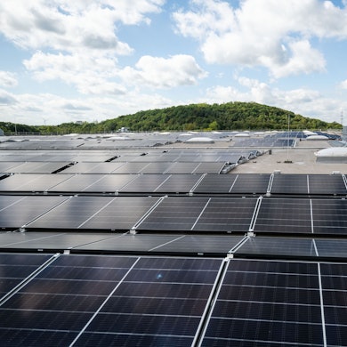ARCHIV - 18.09.2023, Nordrhein-Westfalen, Marl: Blick auf Solarpaneele auf dem Dach eines Metro-Logistikzentrums in Marl.