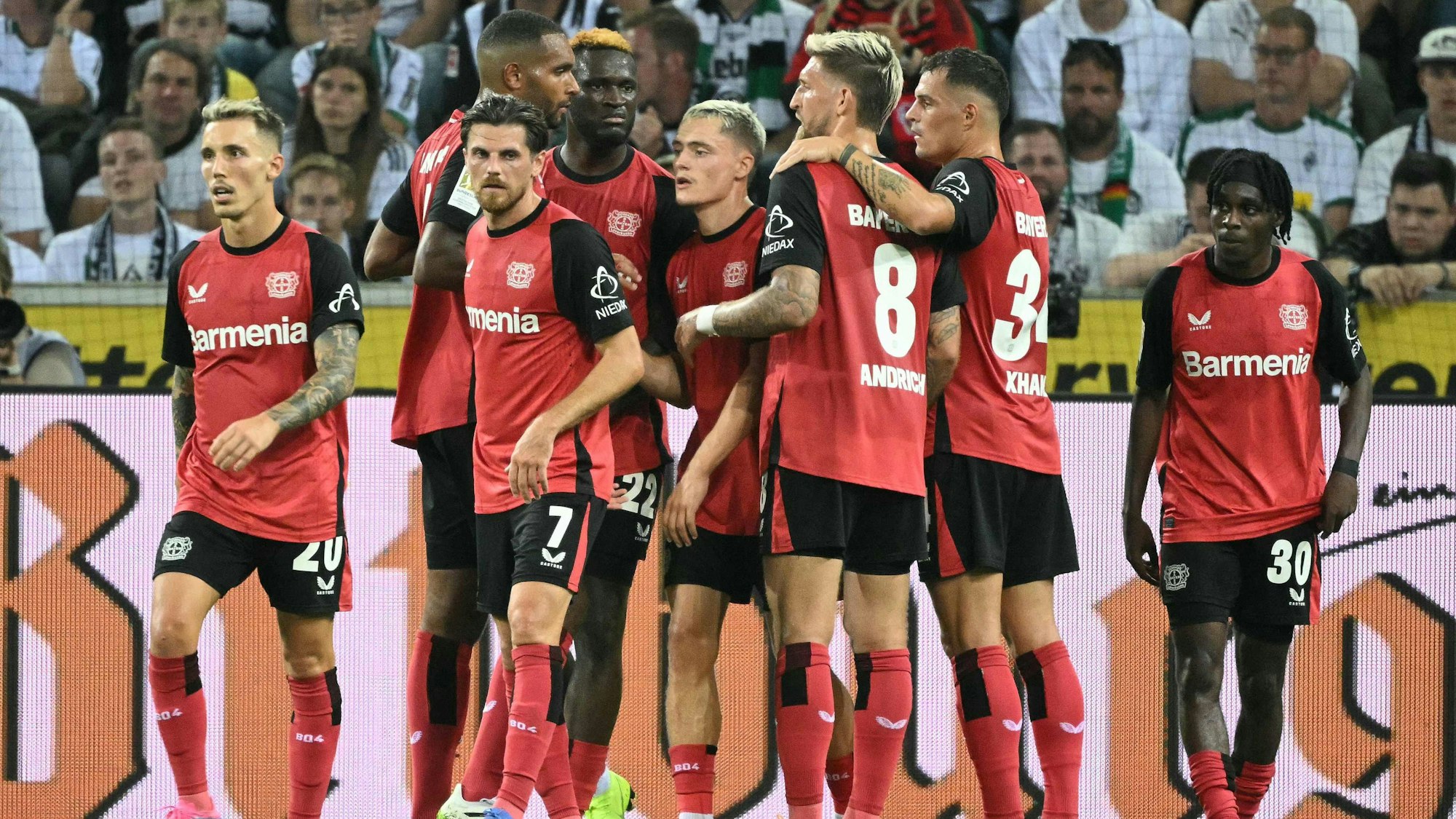 Leverkusener Jubeltraube nach dem 2:0 von Florian Wirtz (Mitte).