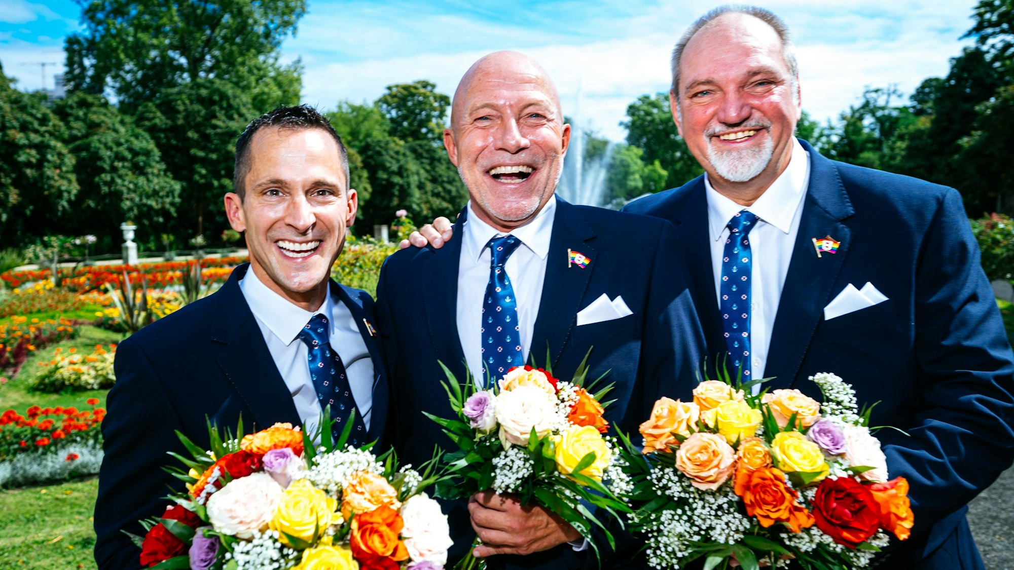Ein Meer aus Blumen: In der Flora hat das Kölner Festkomitee das designierte Dreigestirn vorgestellt. Die Wahl fiel auf die Stattgarde Colonia Ahoj mit Prinz René Klöver (Mitte), Bauer Michael Stamm (r.) und Jungfrau Marlis (Hendrik Ermen).