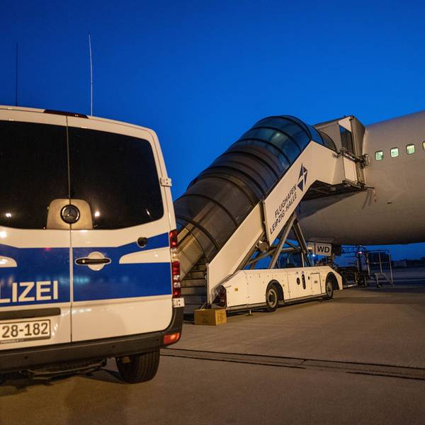 Es gibt die Regeln doch: Ansuchen prüfen, entscheiden und gegebenenfalls ablehnen, Abschiebung inklusive.