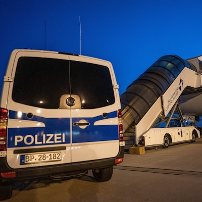 Es gibt die Regeln doch: Ansuchen prüfen, entscheiden und gegebenenfalls ablehnen, Abschiebung inklusive.