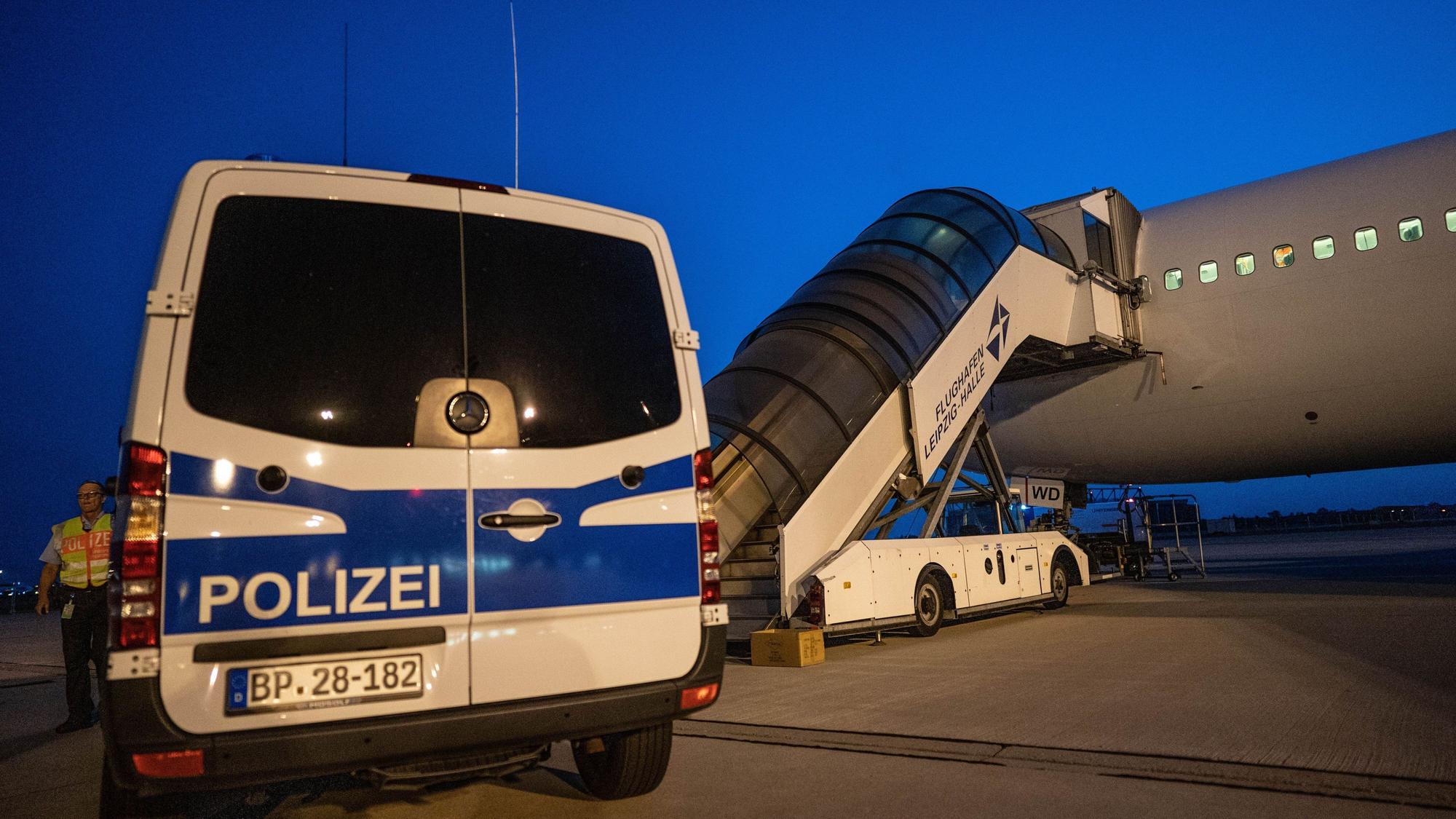 Es gibt die Regeln doch: Ansuchen prüfen, entscheiden und gegebenenfalls ablehnen, Abschiebung inklusive.