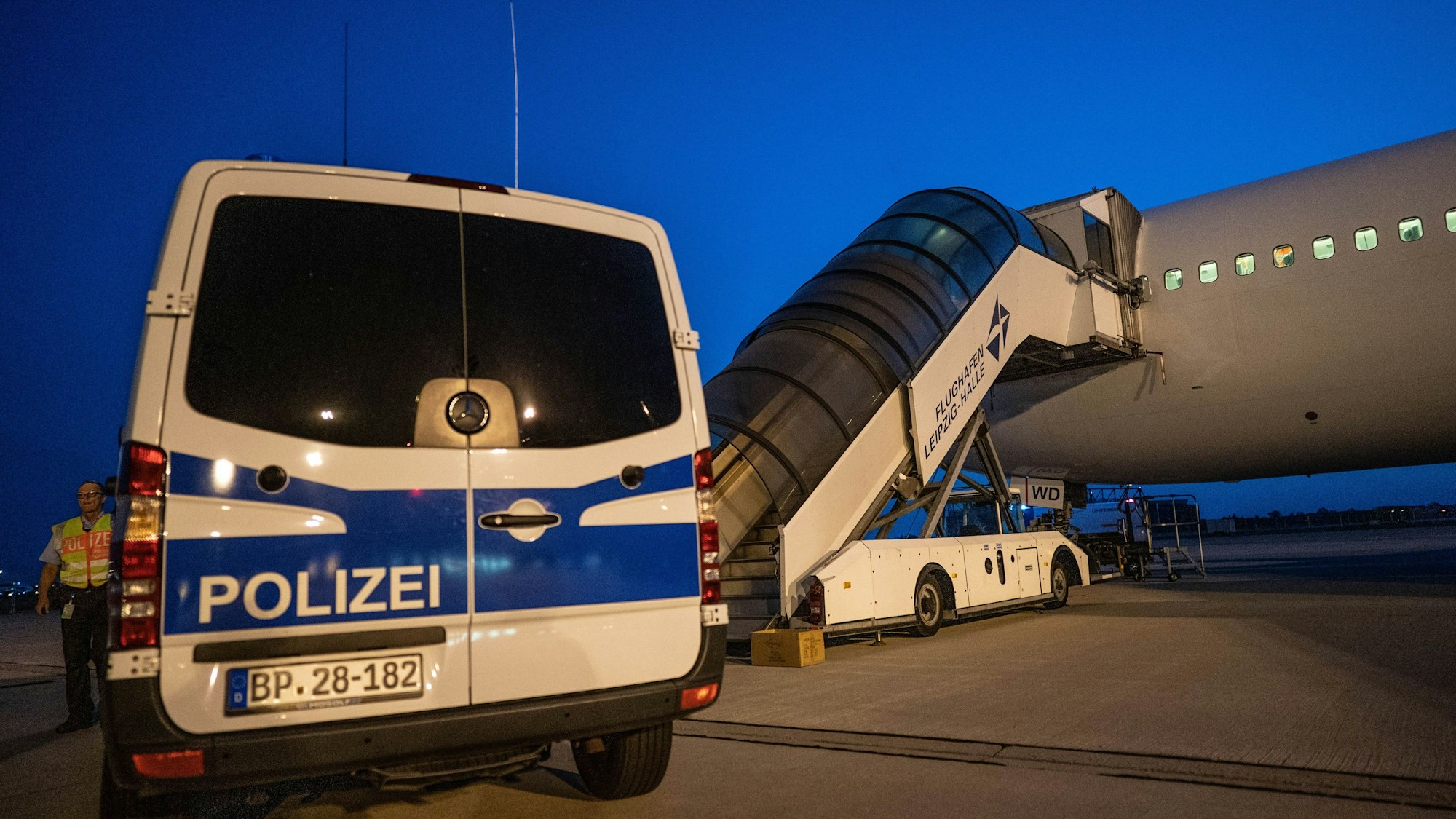 Es gibt die Regeln doch: Ansuchen prüfen, entscheiden und gegebenenfalls ablehnen, Abschiebung inklusive.