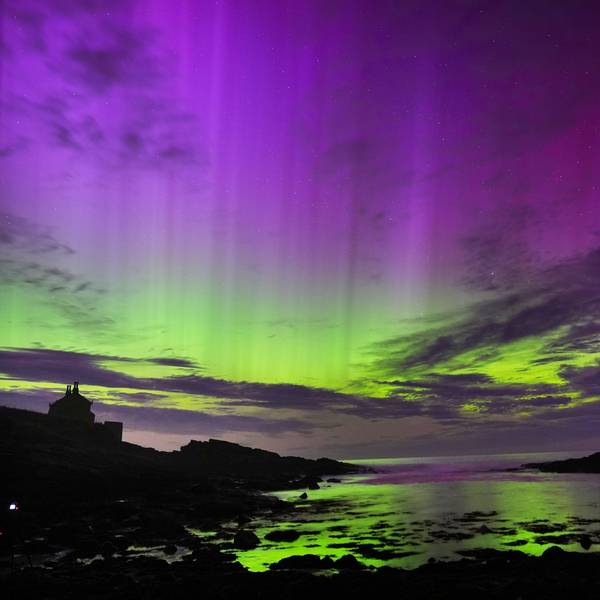Das Polarlicht, auch bekannt als Nordlicht, füllt den Himmel über The Bathing House in Howick, Northumberland, in der Nacht auf Dienstag.