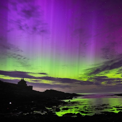 Das Polarlicht, auch bekannt als Nordlicht, füllt den Himmel über The Bathing House in Howick, Northumberland, in der Nacht auf Dienstag.