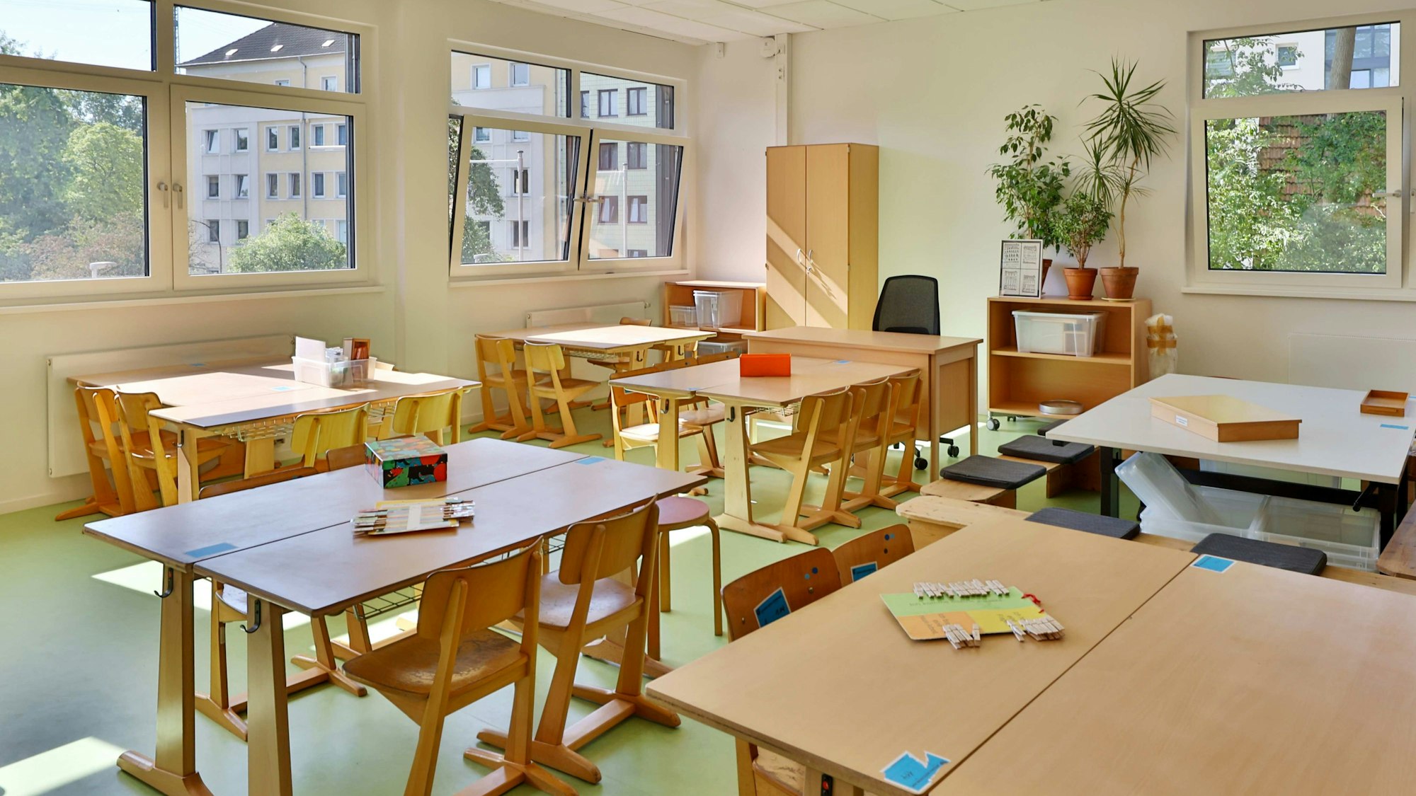 Fein Klassenraum mit Tischen und Stühlen.