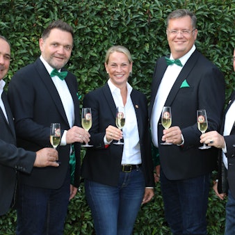 Prinzenführer Frank Mehren, Prinz Christian I. (Althaus); Jungfrau Steffi (Stephanie Müller); Bauer Michael (Schlaeger), Alexander Pfister (Präsident Große Gladbacher KG) und Frank Haag (1. Vorsitzender Große Gladbacher KG) stoßen mit Sektgläsern an.