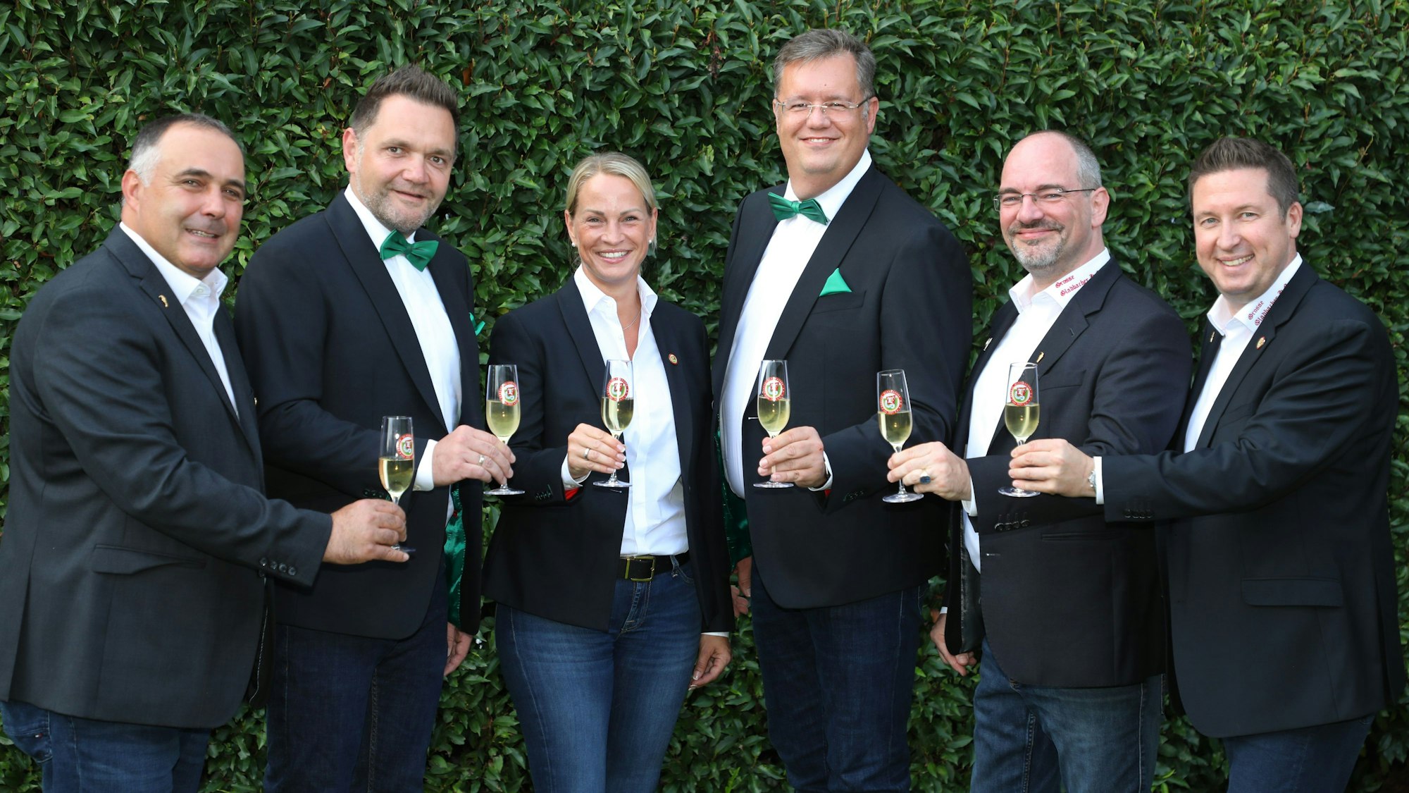 Prinzenführer Frank Mehren, Prinz Christian I. (Althaus); Jungfrau Steffi (Stephanie Müller); Bauer Michael (Schlaeger), Alexander Pfister (Präsident Große Gladbacher KG) und Frank Haag (1. Vorsitzender Große Gladbacher KG) stoßen mit Sektgläsern an.