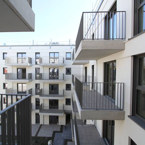 Balkone an einem großen Wohnhaus