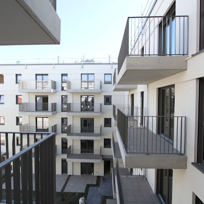 Balkone an einem großen Wohnhaus