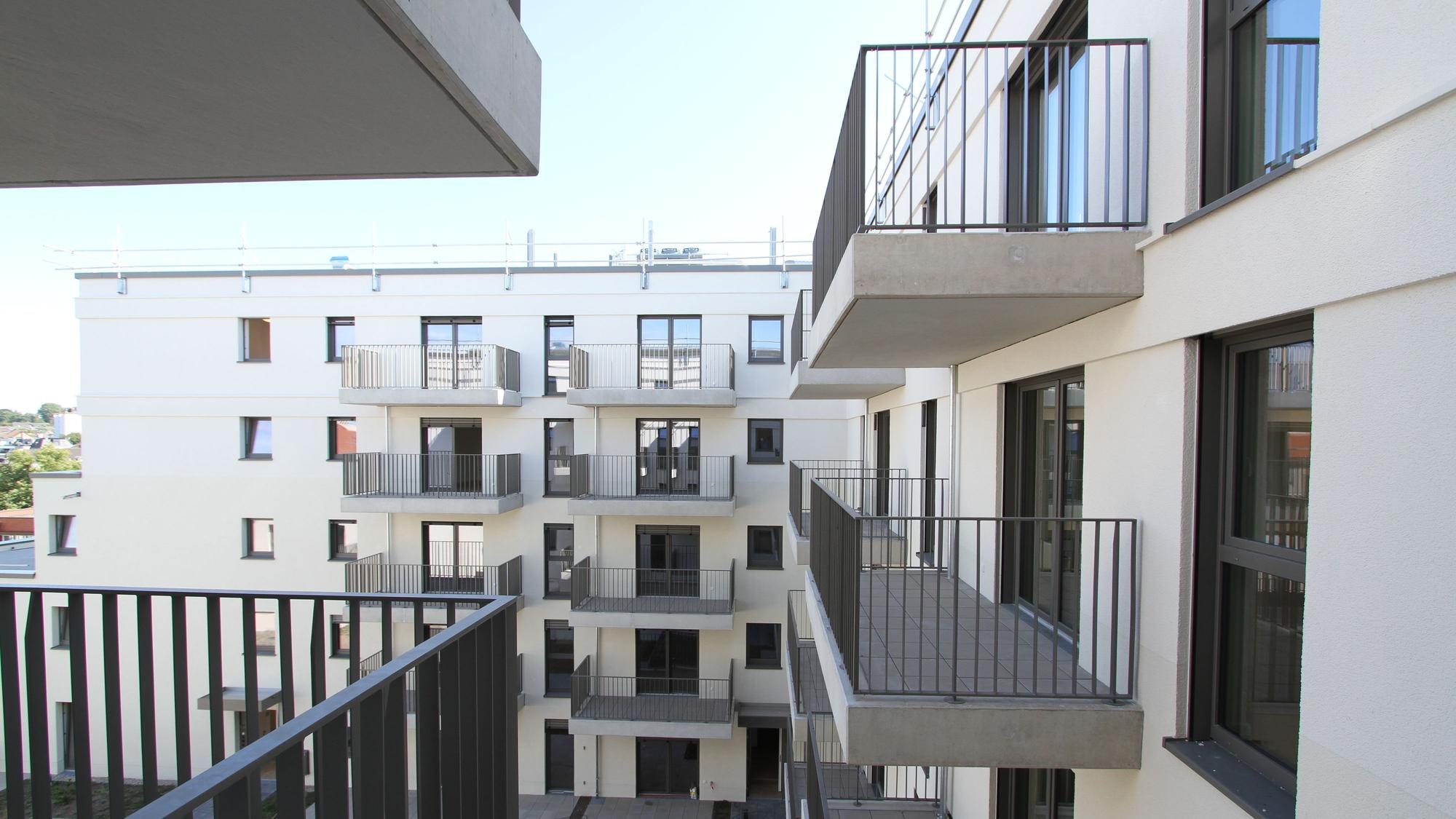 Balkone an einem großen Wohnhaus
