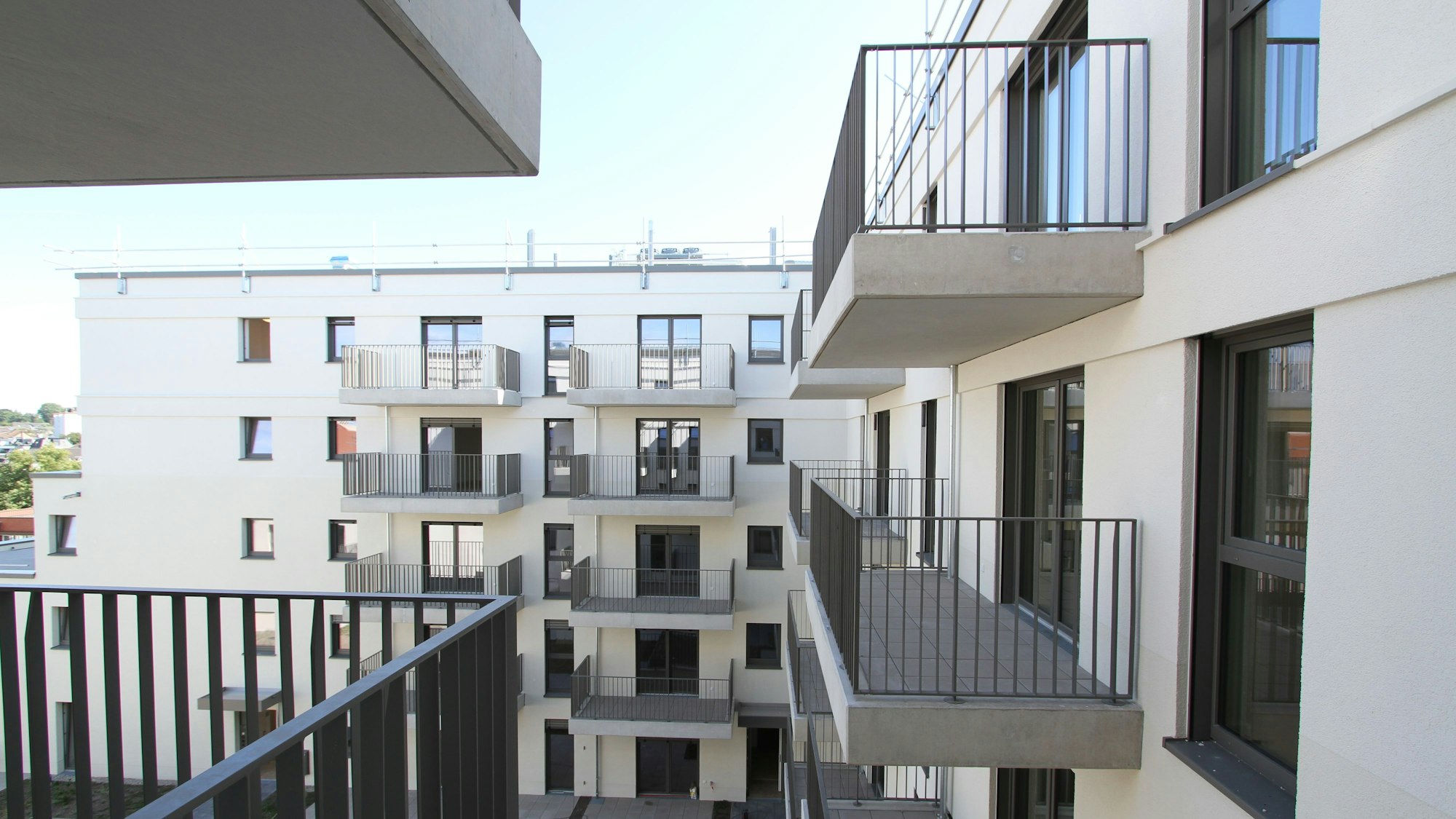 Balkone an einem großen Wohnhaus