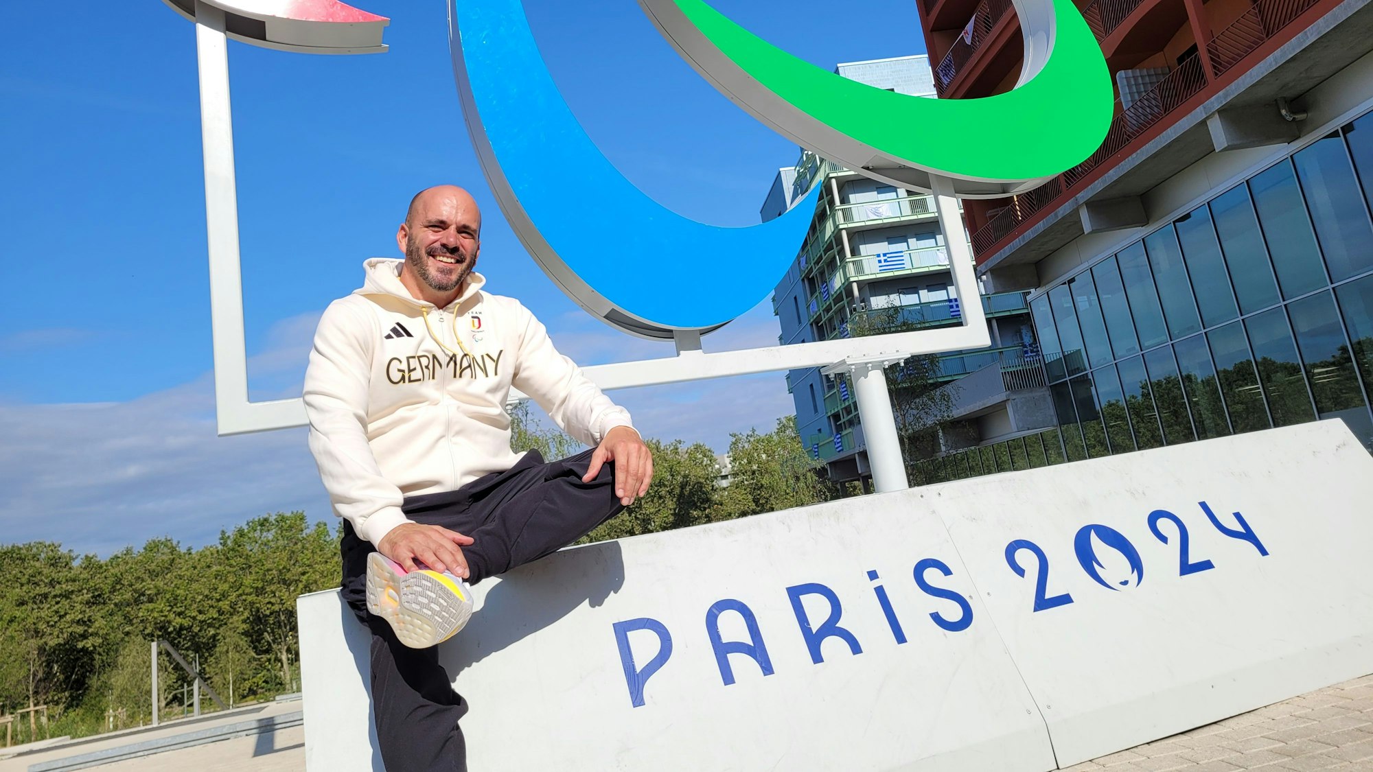 Marc Möllmann (47) aus Brühl betreut Sportlerinnen und Sportler bei den Paralympischen Spielen in Paris.