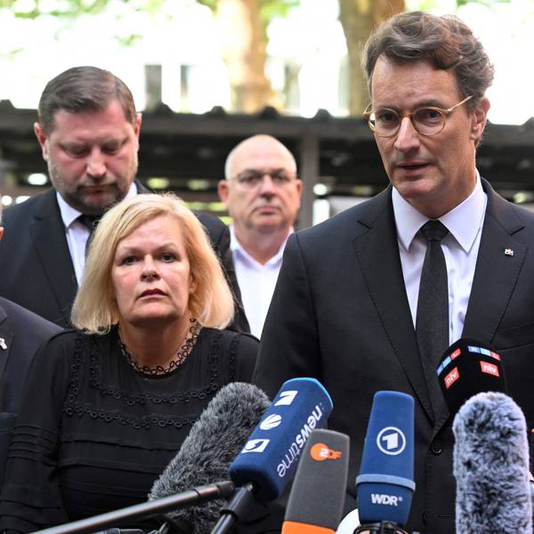 NRW-Ministerpräsident Hendrik Wüst (r.) bei einer Stellungnahme in Solingen.