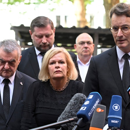 NRW-Ministerpräsident Hendrik Wüst (r.) bei einer Stellungnahme in Solingen.