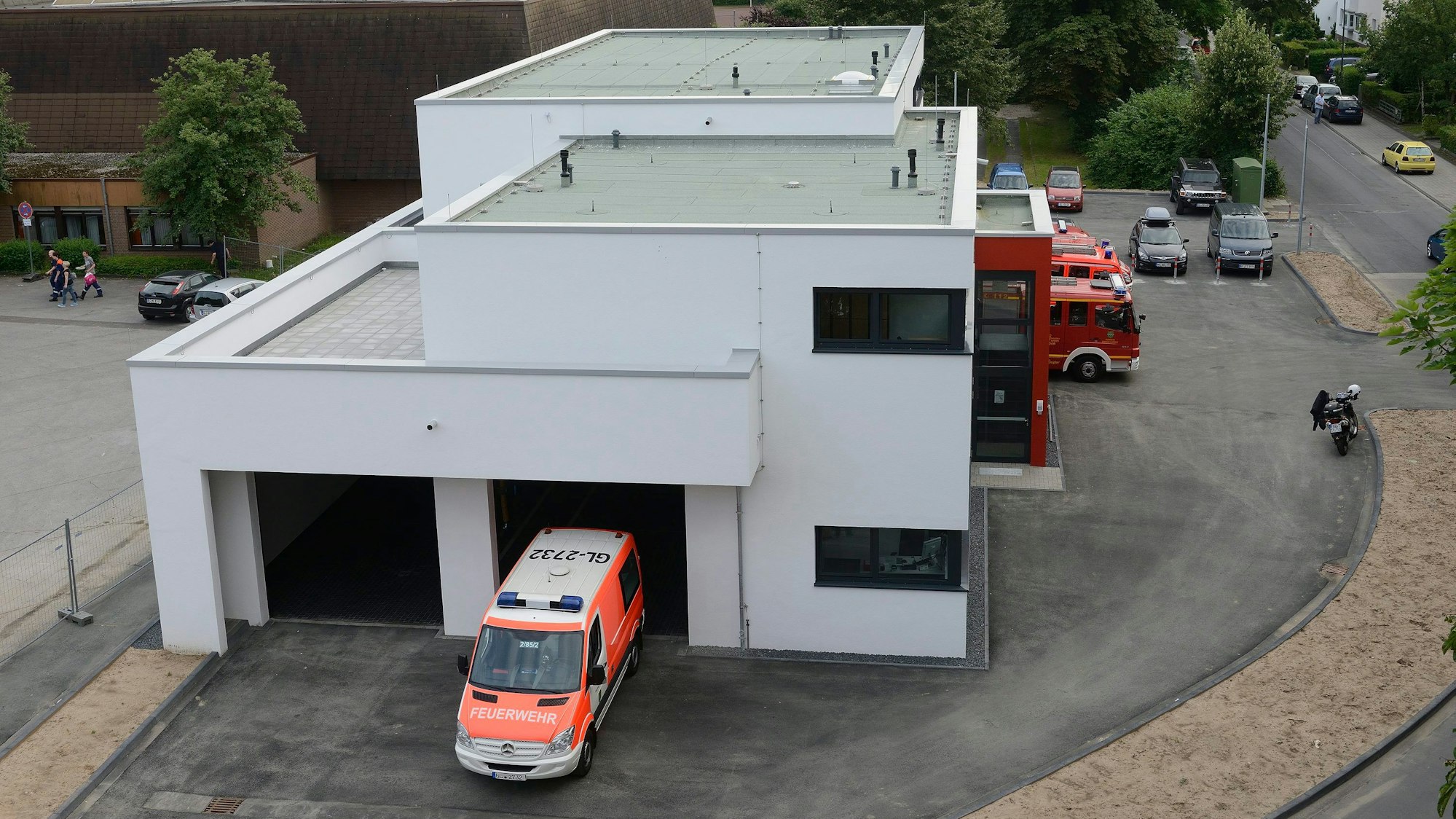 Aus der Luft ist das Feuerwehrhaus mit Rettungswache in Bergisch Gladbach- Refrath zu sehen.